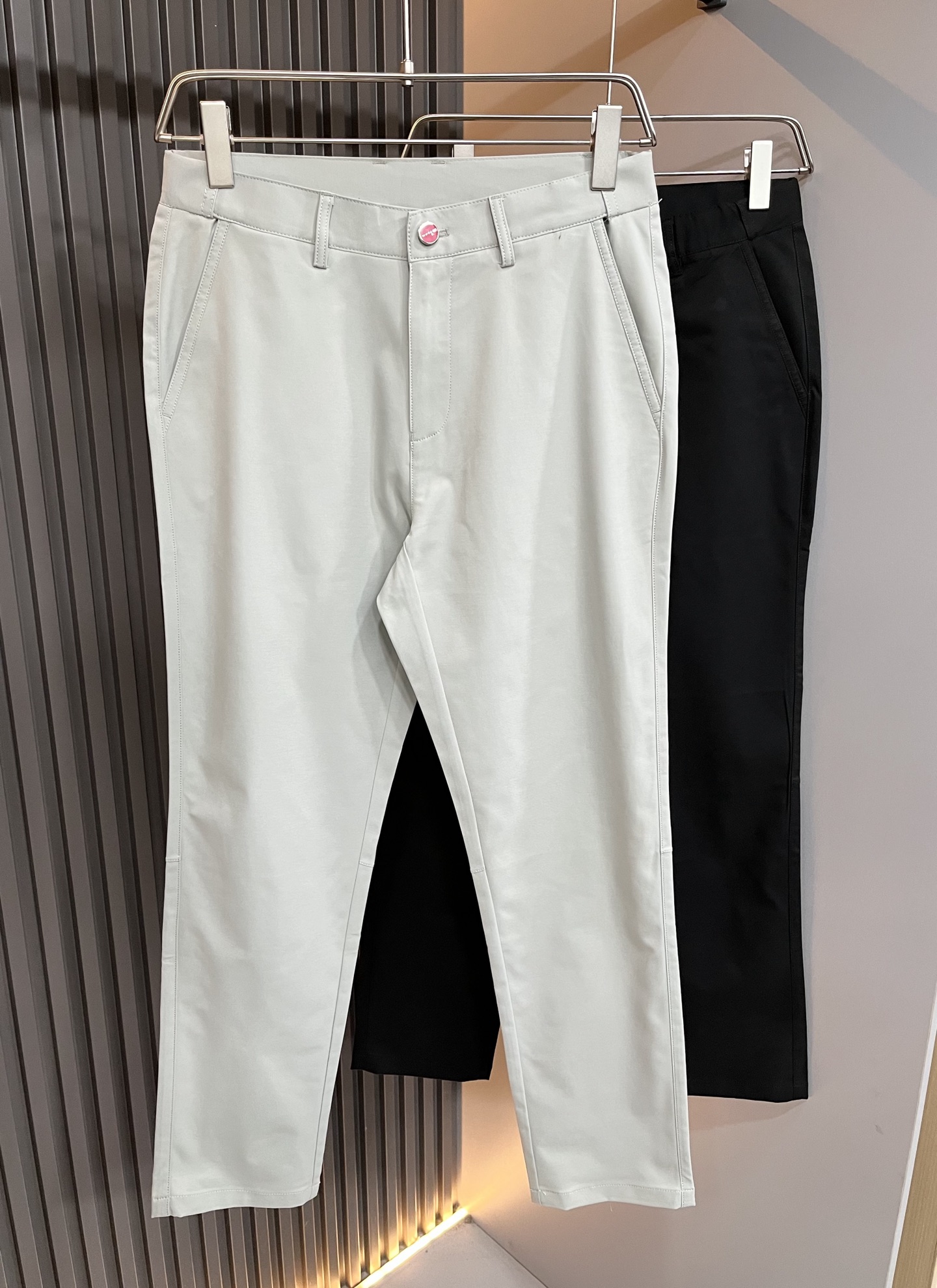 NO:127696,Kiton 2025 early spring new product for men's high-end casual and versatile four-season commuting slim fit tailoring casual pants!  For fans, such a grand classic design is enough to plant grass at a glance. It is the most handsome series of all jeans this year. I only need to take a look and know that this will definitely be a hit that has caused a sensation, and it is popular on the Internet. The classic slim three-dimensional tailoring style is equipped with the latest logo pattern hardware decorative technology design!  Very representative waist brand modification!  It simply and easily demonstrates the charm of the brand, and naturally presents specifications, grades, fashion and trendy effects. It matches the performance to easily create a high-end and high-end effect!  The top imported Japanese washing cowboy is made of cotton, and it is comfortable and breathable, and has a natural drape, which is suitable for all year round outfits!  !  This jeans are made of three-dimensional cut and straight-fitting style. The magic and practical wearability of the single match are understandable. Whether you are wearing daily clothes or appearing on the high street, it is the best choice. It is super charming!  It also perfectly demonstrates its specifications and rank!  Obviously, this is a big and powerful product that you must collect. You must collect this product and highly recommend it!  Size M-3XL, jeans,alexander wang19860909Kiton 2025早春新品男士高端休闲百搭四季通勤修身剪裁休闲裤！对于粉丝来说,这样大气的经典设计足矣一眼种草,是今年所有牛仔裤当中最帅的一个系列,我只需要看一眼就知道,这绝对会是一个引起轰动的爆款,而且全网风靡,经典的修身立体剪裁版型打造,配置了最新的logo图案五金装饰工艺设计！极具代表性腰牌修饰！简单轻松的彰显出品牌魅力所在,自然而然的呈现规格,档次,时髦以及新潮效果,搭配性能满分,轻松穿出高级感与高端效果！顶级的进口日本洗水牛仔棉质打造,并舒适透气感满分,且垂感自然,适合一年四季的穿搭所需！！此款牛仔裤采用了立体裁剪小直筒版型打造,其单配魔力与实穿性是无可厚非的,不管你是日常穿搭还是高街出镜都是不二之选,超具魅力！同时也是完美的展现了其规格和段位所在！很显然,这是一款绝对要收的重磅好货,此款你都必须要收,极力推荐的好货！尺码M-3XL,,jeans,alexander wang,Men's clothing