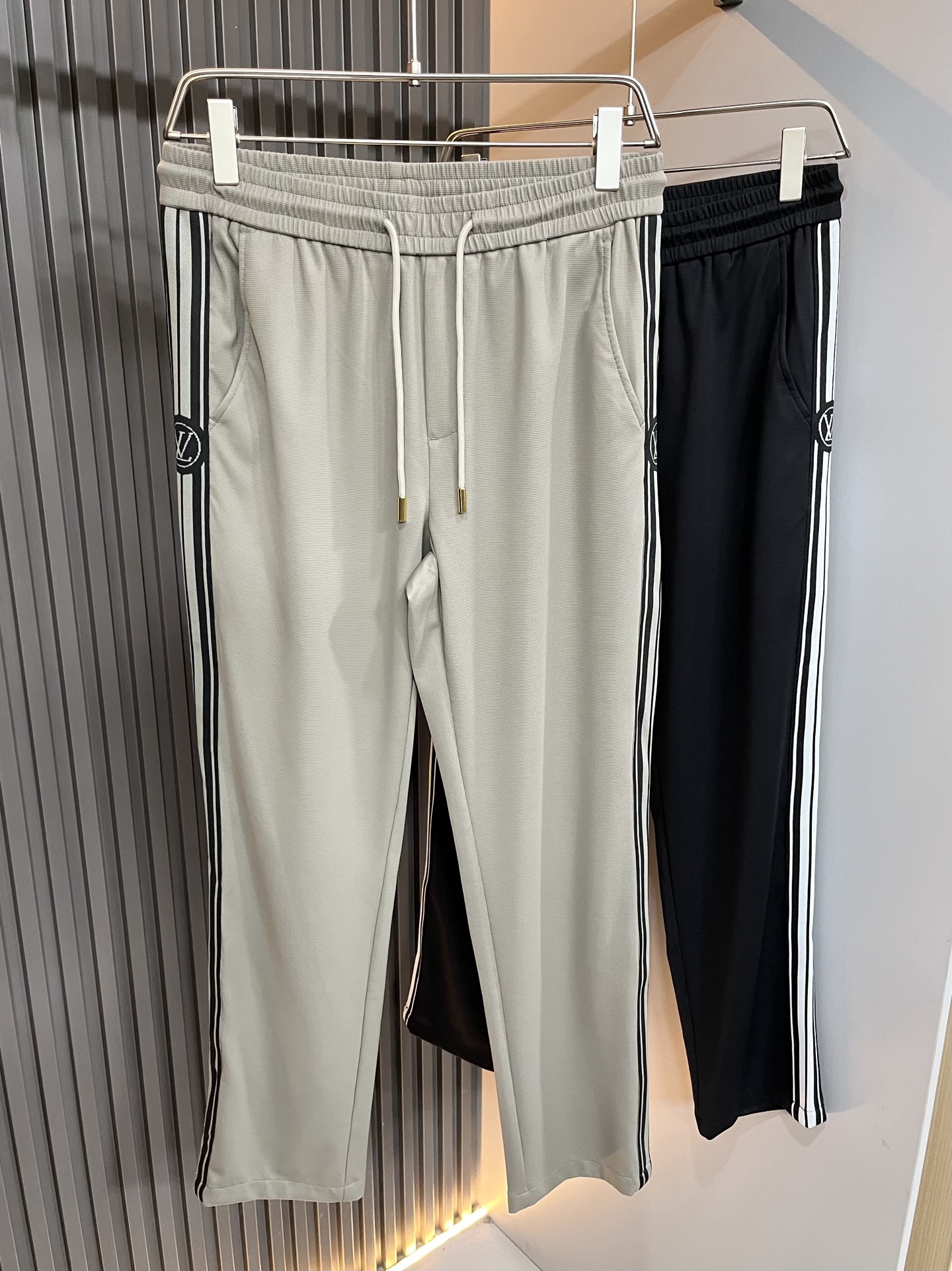 NO:127693,Louls**Vultt*n Louis*Den 2025 Early Spring New Elastic Waist Casual Pants!  Trouser legs logo logo pattern webbing decoration!  It is sewn with double-pressure thread, and the splitting degree reaches the highest level. The customized spandex cotton fabric is smooth and smooth, with excellent drooping feeling. It is very comfortable and skin-friendly when worn by the human body. It is durable and has high breathability. It has been heat-shrinked before cutting. The pressing process also interprets fashion. In terms of the process, it is pressed by a special machine waist trouser press, and the high elastic waist drawstring is fashionable!  You deserve it. Good goods are rare!  Size M-3XL, louis vuitton,alexander wang19860909Louls**Vultt*n路易*登2025早春新款松紧腰休闲裤 ！裤腿标识logo图案织带修饰！采用双压线缝制,劈裂度达到最高级别,定制氨纶棉面料光滑柔顺 垂顺感极佳 人体穿上去非常舒适亲肤 耐穿 免烫抗皱系列 透气性高,裁剪之前经过高温热缩工艺,压线工艺还诠释着时尚,工艺方面采用特种机裤腰压线专机压制,高弹力松紧腰抽绳 时尚有内涵！你值得拥有.好货难得！尺码M-3XL,,louis vuitton,alexander wang,Men's clothing