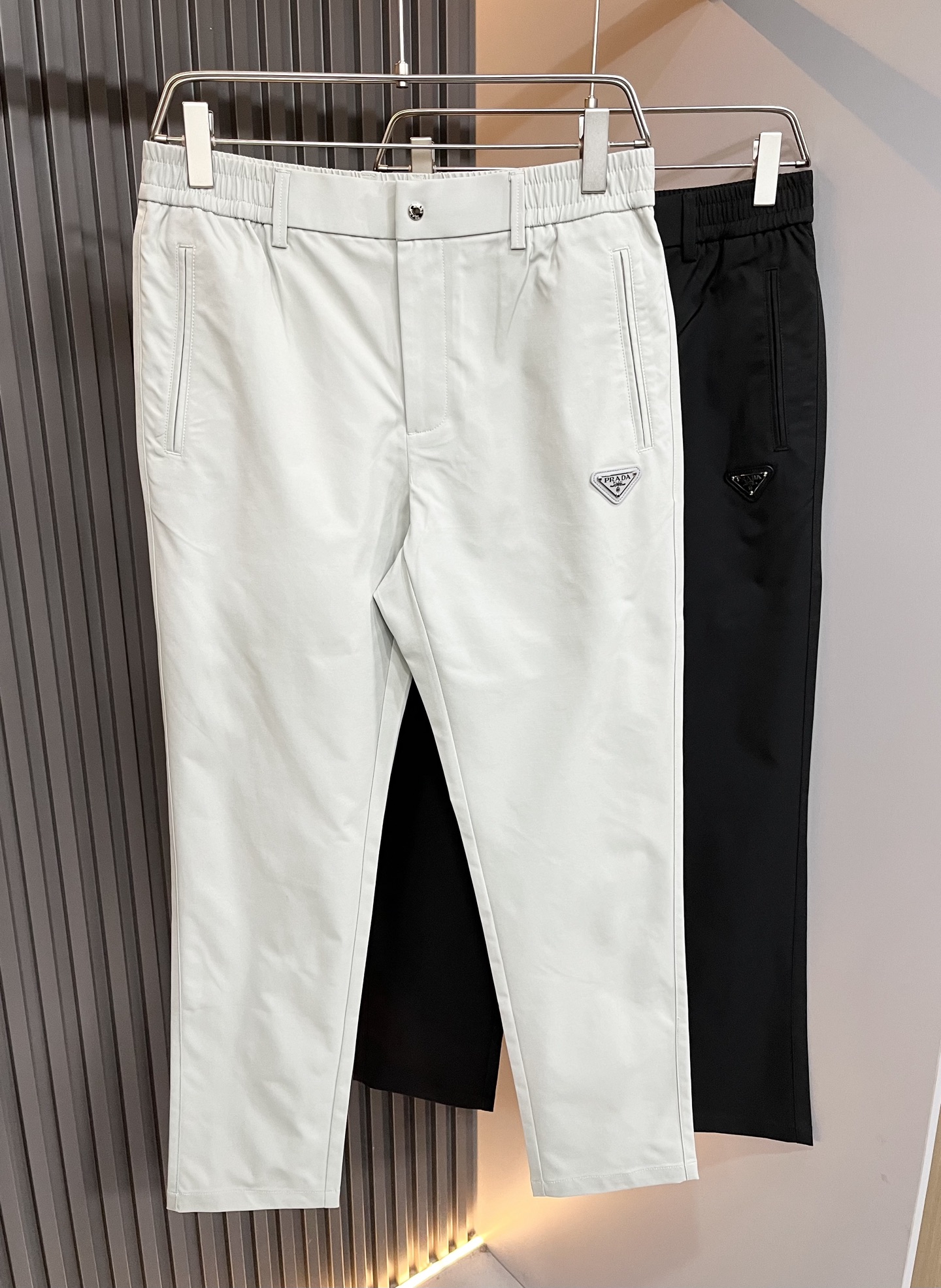 NO:127690,PRA*DA Pu*da 2025 early spring new men's casual pants, high-end quality choice... A versatile trousers that are both versatile and indispensable matching artifacts in men's wardrobe. They are a classic style with a practical style!  The design style of the whole casual pants is simple and fashionable, which is very consistent with the low-luxury style setting, has excellent skin-friendly value, is easy to wear, is full of details, and has a front and back logo design!  This trousers are made of high-quality cotton fabric. The fabric is comfortable, the feel is soft and delicate, and has a good vertical feeling. The surface is bright and clear texture, which looks very textured, and it tastes very high-end. The first-class and exquisite straight-fitting style is cut, the line is delicate, smooth and neat, and the casual and casual pants look good no matter how you match it. If you like it, buy it now. Good products are not waiting for anyone!  Size M-3XL, prada, alexander wang19860909PRA*DA普*达 2025早春新款男士休闲裤,高端品质之选……一款兼备的百搭裤装,也是男士衣橱里不可缺少的搭配神器,属于实穿型的经典款式！整条休闲裤的设计风格简洁时尚,非常符合低奢的风格设定,亲肤值优越,穿着方便,细节感十足,前后logo设计！此款裤装采用优质棉面料打造而成,面料舒服,手感柔软细腻,有着很好的垂直感,表面亮泽清晰的纹理,看上去非常有质感,细品高级韵味十足.一流精湛的直筒版型裁剪,走线细致平顺工整,休闲随意怎么搭配都好看的裤装,喜欢的赶紧入手吧,好货可不等人！尺码M-3XL,,prada,alexander wang,Men's clothing