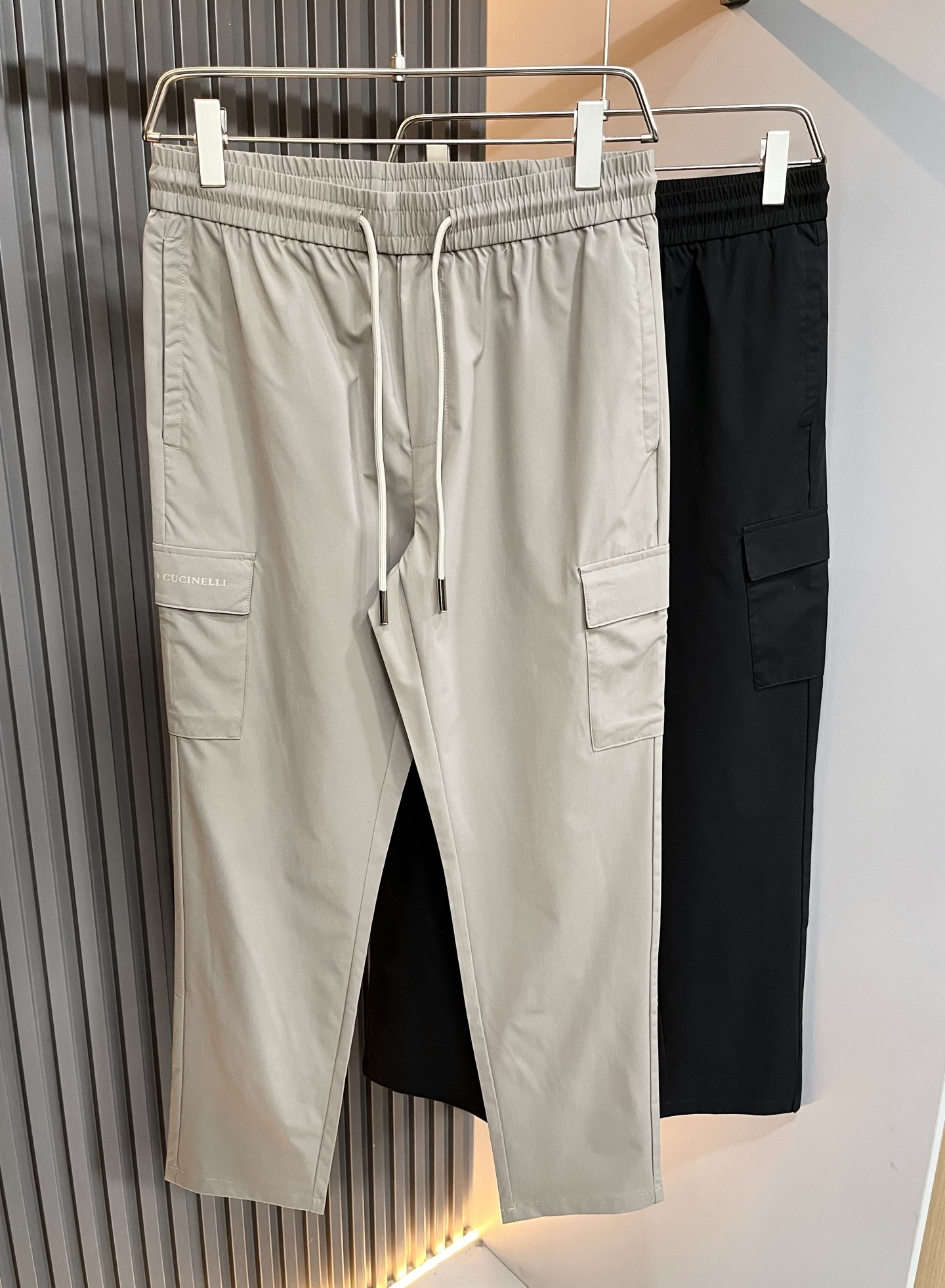 NO:127709,BC-Brunello Cucineli 2025 early spring new men's fashion high-end pure cotton casual pants, Hong Kong foreign business channel goods, original Japanese production, pure blood quality, perfectly continues the essence and genes of BC home. From the main fabric to the detailed craftsmanship, all show the ingenuity of quality, using multiple brand elements to interpret it, and belongs to the soul-like identity display!  Customer-supplied high-end imported pure cotton fabrics, very high-end and fashionable detailed craftsmanship, cotton and linen are completed by a specific antique loom. This element represents the identity and rank of jeans, which is very worthy of savoring!  In terms of matching, it is invincible and explains the versatility in place, with ingenious details and exquisite accessories. The auxiliary materials are all provided by foreign merchants. They are tailored and slim, and the upper body is lifted with an excellent effect. They are a styling item that is hard to come by!  Size M-3XL, brunello cucinelli, chanel, jeans, alexander wang19860909BC-Brunello Cucineli 2025早春新品男士时装款高端纯棉休闲裤,香港洋行渠道货,日本原厂出品,纯血统品质,完美延续了BC家的精髓与基因,从主体面料到细节工艺,无不彰显出品质的匠心所在,运用多个品牌元素标识来诠释,属于灵魂式的身份彰显！客供高级进口的纯棉面料,非常高级且时髦的细节工艺,棉麻是由特定古董织布机完成,此元素代表着牛仔裤的身份及段位,非常值得细品悦人！在搭配上所向无敌,把百搭阐释到位,细节匠心考究,辅料皆为外商客供,剪裁合体修身,上身提臀效果绝佳,可遇而不可求的造型单品！尺码M-3XL,,brunello cucinelli,chanel,jeans,alexander wang,Men's clothing