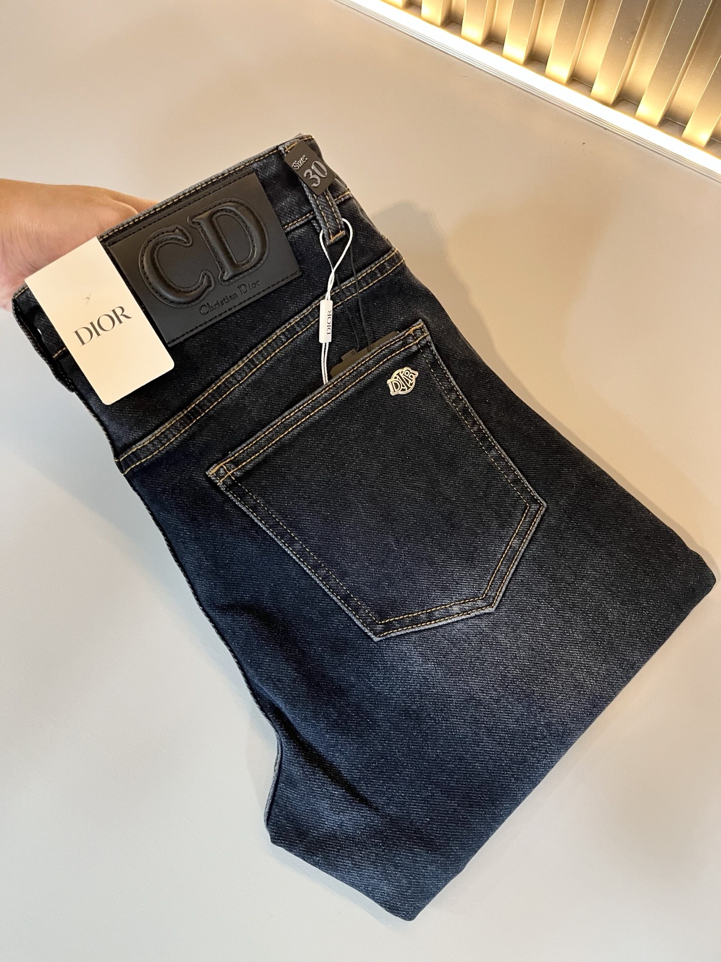 NO:126518,Dio*r Dijia 2025 spring and summer men's washing small straight jeans!  Trading company channel is awesome, excellent quality, versatile versatile pants king in the fashion circle, European and American street photography mid-to-high frequency dressing demonstration, pocket design logo hardware design!  Original leather logo waist brand modification!  And it is a must-have item for luxury brands every season!  Very pure and minimalist design tone!  Adhering to the D family's consistent fashion proposition, it is quite eye-catching, and it demonstrates its ingenious craftsmanship and strongly posits its brand identity!  Customized Italian tannin fabrics are invincible in texture and have a charm, perfect style and tailoring, and excellent slimming effect. They can sweep the wardrobe and match any top set. They are widely compatible and casual, with full upper body shapes and invincible fashionable and versatile!  Size 29 -40,dior,dior,dior,jeans,alexander wang19860909Dio*r 迪家 2025春夏男士水洗小直筒牛仔裤！贸易公司渠道牛货,品相超赞,时尚圈万能的百搭裤王,欧美街拍中高频穿搭示范,口袋设计logo五金设计！原版皮革logo腰牌修饰！且是奢侈品牌每季必出的单品！非常纯粹极简的设计基调！秉承了D家一贯的时尚主张,颇具看点,即彰显了匠心工艺又有力的标榜了品牌身份！客供意大利定制丹宁面料,质感无敌赞,颇具韵味,版型剪裁完美,提臀修身显瘦效果极佳,可横扫衣橱任何的上装搭配,兼容性广泛,休闲兼备,上身型款十足,无敌的时髦百搭神品！尺码29 -40,,dior,dior,dior,jeans,alexander wang,Men's clothing