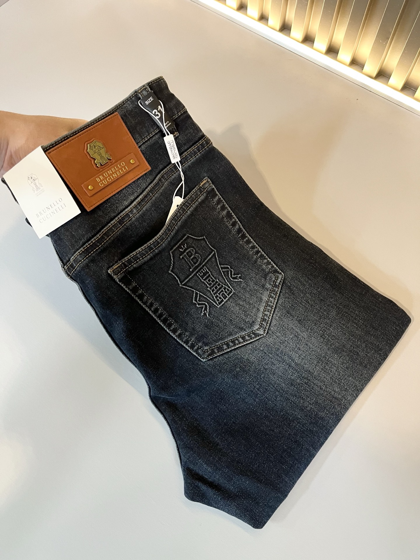 NO:126515,BC-Brunello Cucineli 2025 spring and summer new men's fashion high-end casual jeans, Hong Kong foreign business channel goods, original Japanese production, pure blood quality, perfectly continues the essence and genes of LOE*'s home. From the main fabric to the detailed craftsmanship, all show the ingenuity of quality, use multiple brand elements to interpret, and choose the precious cowhide material to build a logo waist brand design!  Identity manifestation that belongs to the soul!  Customer-supplied high-end imported pure cotton fabrics, very high-end and fashionable detailed craftsmanship, red ear cloth is completed by a specific antique loom. This element represents the identity and rank of jeans, which is very worthy of careful appreciation!  In terms of matching, it is invincible and explains the versatility in place, with ingenious details and exquisite accessories. The auxiliary materials are all provided by foreign merchants. They are tailored and slim, and the upper body is lifted with an excellent effect. They are a styling item that is hard to come by!  Size 29-38, brunello cucinelli,loewe,jeans,cowhide,alexander wang19860909BC-Brunello Cucineli 2025春夏新品男士时装款高端休闲牛仔裤,香港洋行渠道货,日本原厂出品,纯血统品质,完美延续了LOE*家的精髓与基因,从主体面料到细节工艺,无不彰显出品质的匠心所在,运用多个品牌元素标识来诠释,选取矜贵的牛皮材质构建logo腰牌设计！属于灵魂式的身份彰显！客供高级进口的纯棉面料,非常高级且时髦的细节工艺,赤耳布是由特定古董织布机完成,此元素代表着牛仔裤的身份及段位,非常值得细品悦人！在搭配上所向无敌,把百搭阐释到位,细节匠心考究,辅料皆为外商客供,剪裁合体修身,上身提臀效果绝佳,可遇而不可求的造型单品！尺码29-38,,brunello cucinelli,loewe,jeans,cowhide,alexander wang,Men's clothing