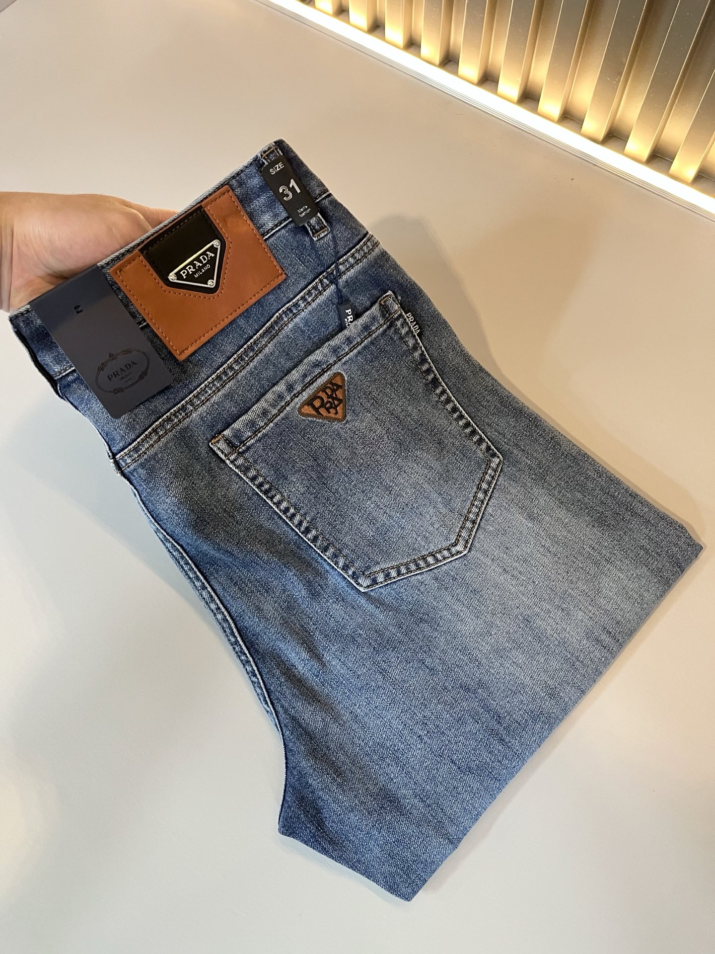 NO:126521,PRA*DA Prada 2025 early spring new product is available for sale!  Denim is high-end, versatile and pragmatic, and not sensational!  Limited editions in Hong Kong, Macao and Taiwan!  !  Three-dimensional cut cotton material!  The Taiwan foreign trade company undertakes the exquisite and delicate materials, which seems to be Prada's patented high-quality custom-made original hardware logo design!  Not only in the material, color and style, the life philosophy behind the design just fits the dual mentality of modern people's pursuit of personal practicality and fashion aesthetics, and achieves a perfect balance between function and aesthetics. It is not only the display of fashion trends, but also the ultimate of modern aesthetics. P's vision does not limit the indispensable components of the core value of fashion brands, another alternative to mature styles and sizes 29-40, prada, prada, alexander wang19860909PRA*DA 普拉达 2025早春新品发售！牛仔高级百搭实用主义不哗众取宠！港澳台地区限定款！！立体裁剪纯棉材质！台湾外贸公司承接、材质精致细腻似乎是普拉达专利品质上乘 定制原版五金logo设计！不仅在材料、颜色与款式工夫,设计背后的生活哲学正巧契合现代人追求切身实用与流行美观的双重心态,在机能与美学之间取得完美平衡,不但是时尚潮流的展现,更是现代美学的极致.P的视野并没有局限时尚品牌核心价值中不可或缺的组成部分、的另一种选择替代风格成熟、尺码29-40,,prada,prada,alexander wang,Men's clothing