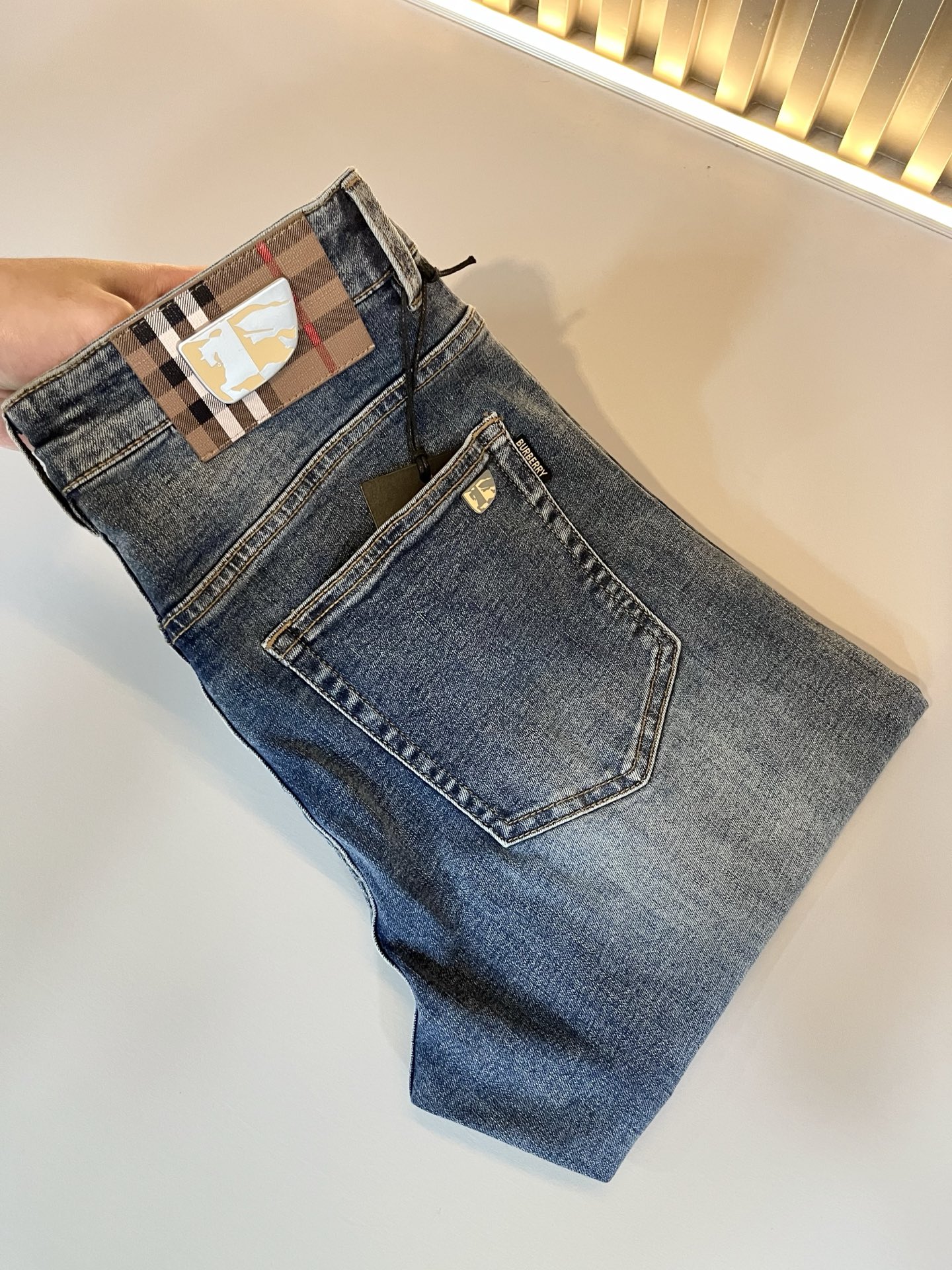 NO:126526,BURBER*Y Ba*li 2025 early spring new product for men's high-end casual and versatile jeans!  For BUR fans, such a grand classic design is enough to plant grass at a glance. It is the most handsome series among all BUR jeans this year. I only need to take a look and know that this will definitely be a hit product that has caused a sensation, and it is popular on the Internet. The classic slim three-dimensional tailoring style is equipped with the latest logo pattern waist brand craft design!  Very representative waist brand modification!  It simply and easily demonstrates the charm of the brand, and naturally presents specifications, grades, fashion and trendy effects. It matches the performance to easily create a high-end and high-end effect!  The top imported Japanese washing cowboy is made of cotton, and it is comfortable and breathable, and has a natural drape, which is suitable for all year round outfits!  !  This jeans are made of three-dimensional cut and straight-fitting style. The magic and practical wearability of the single match are understandable. Whether you are wearing daily clothes or appearing on the high street, it is the best choice. It is super charming!  It also demonstrates the authentic BUR original flavor, and it also perfectly shows its specifications and rank!  Obviously, this is a big and powerful product that you must collect. Whether you are a fan of BUR or not, you must collect this product and highly recommend it!  Size 29-40, Burberry, jeans, alexander wang19860909BURBER*Y巴*莉 2025早春新品男士高端休闲百搭牛仔裤！对于BUR粉丝来说,这样大气的经典设计足矣一眼种草,是今年BUR所有牛仔裤当中最帅的一个系列,我只需要看一眼就知道,这绝对会是一个引起轰动的爆款,而且全网风靡,经典的修身立体剪裁版型打造,配置了最新的logo图案腰牌工艺设计！极具代表性腰牌修饰！简单轻松的彰显出品牌魅力所在,自然而然的呈现规格,档次,时髦以及新潮效果,搭配性能满分,轻松穿出高级感与高端效果！顶级的进口日本洗水牛仔棉质打造,并舒适透气感满分,且垂感自然,适合一年四季的穿搭所需！！此款牛仔裤采用了立体裁剪小直筒版型打造,其单配魔力与实穿性是无可厚非的,不管你是日常穿搭还是高街出镜都是不二之选,超具魅力！更是彰显了地地道道的的BUR原味,同时也是完美的展现了其规格和段位所在！很显然,这是一款绝对要收的重磅好货,不管你是不是BUR的粉丝,此款你都必须要收,极力推荐的好货！尺码29-40,,burberry,jeans,alexander wang,Men's clothing