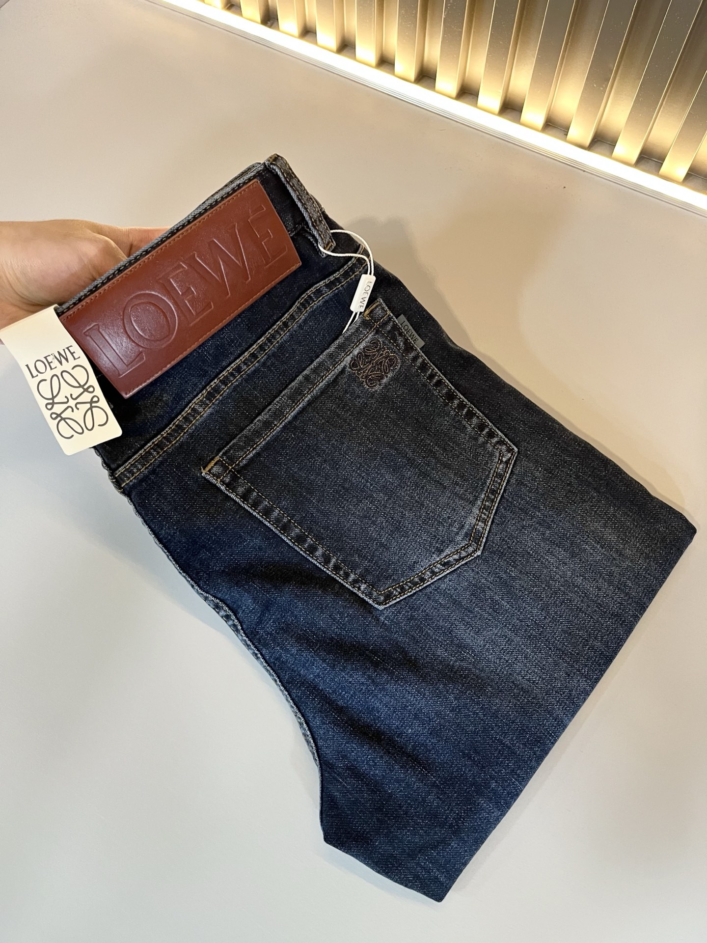 NO:126529,LO*WE/Luo*We 2025 early spring new men's fashion high-end casual pants, Hong Kong foreign business channel products, original Japanese products, pure blood quality, perfectly continues the essence and genes of LOE*'s home. From the main fabric to the detailed craftsmanship, all show the ingenuity of quality, use multiple brand elements to interpret, and choose precious cowhide material to build a logo waist brand leather design!  Identity manifestation that belongs to the soul!  Customer-supplied high-end imported pure cotton fabrics, very high-end and fashionable detailed craftsmanship, red ear cloth is completed by a specific antique loom. This element represents the identity and rank of jeans, which is very worthy of careful appreciation!  In terms of matching, it is invincible and explains the versatility in place, with ingenious details and exquisite accessories. The auxiliary materials are all provided by foreign merchants. They are tailored and slim, and the upper body is lifted with an excellent effect. They are a styling item that is hard to come by!  Size 30 -40, loewe, jeans, cowhide, alexander wang19860909LO*WE/罗*威2025早春新品男士时装款高端休闲裤,香港洋行渠道货,日本原厂出品,纯血统品质,完美延续了LOE*家的精髓与基因,从主体面料到细节工艺,无不彰显出品质的匠心所在,运用多个品牌元素标识来诠释,选取矜贵的牛皮材质构建logo腰牌皮革设计！属于灵魂式的身份彰显！客供高级进口的纯棉面料,非常高级且时髦的细节工艺,赤耳布是由特定古董织布机完成,此元素代表着牛仔裤的身份及段位,非常值得细品悦人！在搭配上所向无敌,把百搭阐释到位,细节匠心考究,辅料皆为外商客供,剪裁合体修身,上身提臀效果绝佳,可遇而不可求的造型单品！尺码30 -40,,loewe,jeans,cowhide,alexander wang,Men's clothing