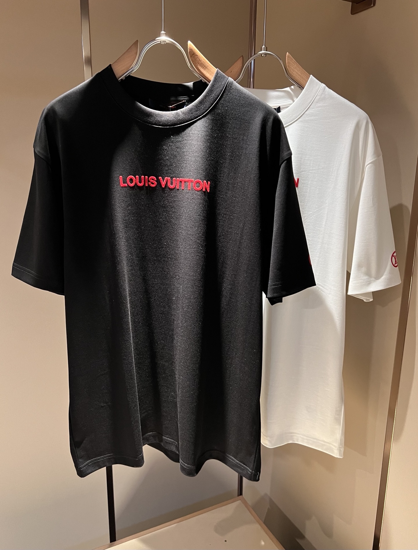 NO:126551,LouisVuitt*Louis*Deng The new series of spring and summer 2025 products are launched, a very fashionable and avant-garde short-sleeved T-shirt for men and women, with logo logo pattern modification!  Different from the past, it declares the design concept that has been passed down for many years in the brand!  Its eye-catchingness is no less than any classic style, perfectly presenting the fashionable, high-end and luxurious feeling in front of the world!  Made of imported cotton, the customer-supplied and imported cotton material is selected, with a high-quality 260g pure cotton fabric, which has a soft and soft touch, and the real thing is definitely beyond your imagination. It is extremely comfortable and breathable in close body. Even if you sweat profusely, you will not feel greasy or stuffy. It will bring sweating and moisture absorption to the extreme!  Size M-3XL, louis vuitton,louis vuitton,t-shirt,tees,t-shirt,alexander wang19860909LouisVuitt*路易*登 2025春夏全新系列单品上线,非常时髦前卫的一款男女同款短袖T恤,标识logo图案工艺修饰！区别于以往的不同,宣示品牌传承多年的设计理念！其吸睛度完全不亚于任何经典款式,将时髦高级感与奢华感完美呈现在世人眼前！客供进口全棉材质制成,精选优质260g纯棉面料,触感软糯亲肤细腻,实物到手绝对超乎你的想象,贴身无比舒适透气,即便是汗流浃背也不会有腻身及闷热感可言,将排汗吸湿性发挥到了极致！尺码M-3XL,,louis vuitton,louis vuitton,T-shirt,tees，t-shirt,alexander wang,Men's clothing