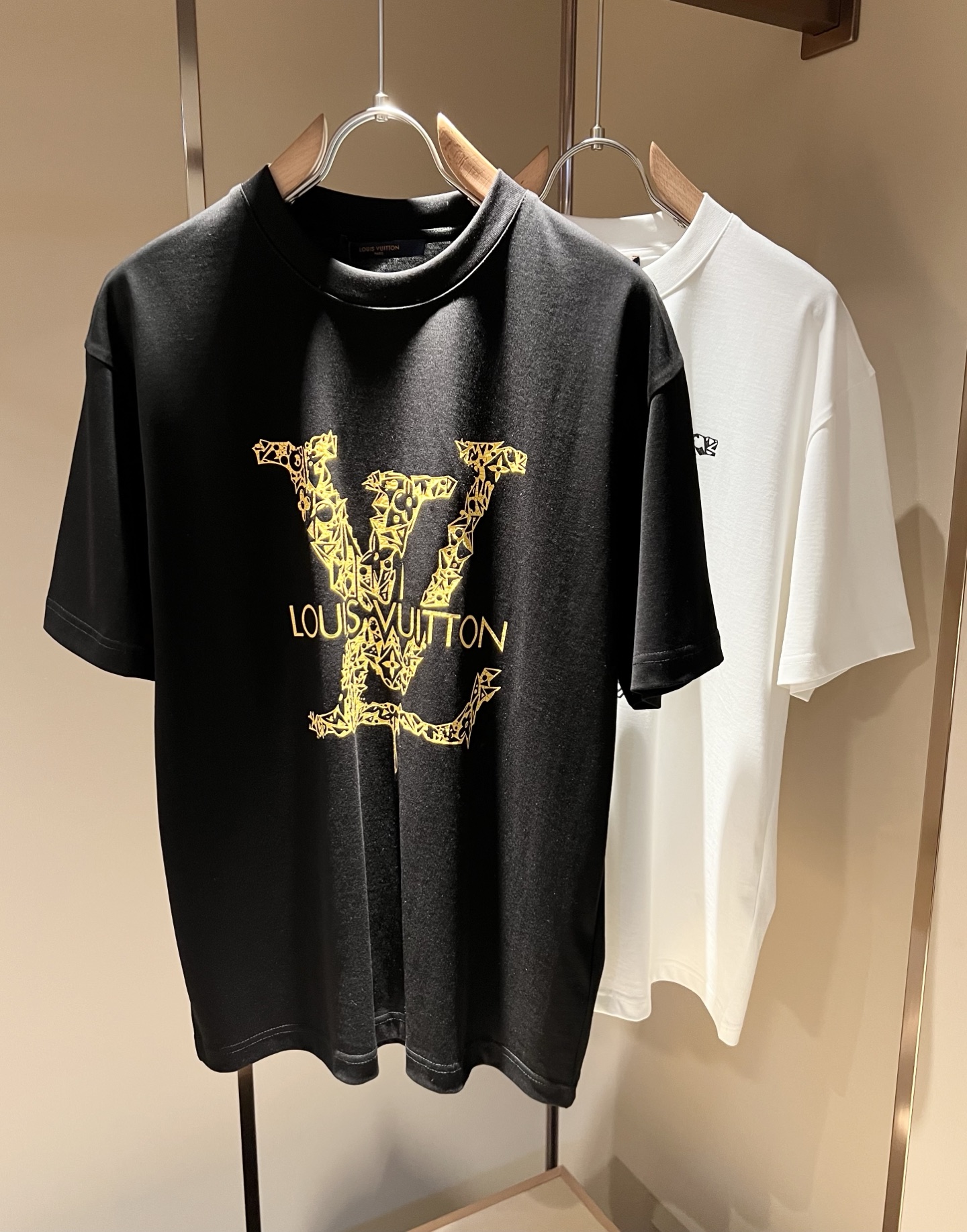 NO:126542,LouisVuitt*Louis*Deng The new series of spring and summer 2025 products are launched, a very fashionable and avant-garde short-sleeved T-shirt for men and women, with logo logo pattern printing technology modification!  Different from the past, it declares the design concept that has been passed down for many years in the brand!  Its eye-catchingness is no less than any classic style, perfectly presenting the fashionable, high-end and luxurious feeling in front of the world!  Made of imported cotton, the customer-supplied and imported cotton material is selected, with a high-quality 260g pure cotton fabric, which has a soft and soft touch, and the real thing is definitely beyond your imagination. It is extremely comfortable and breathable in close body. Even if you sweat profusely, you will not feel greasy or stuffy. It will bring sweating and moisture absorption to the extreme!  Size M-3XL, louis vuitton,louis vuitton,t-shirt,tees,t-shirt,alexander wang19860909LouisVuitt*路易*登 2025春夏全新系列单品上线,非常时髦前卫的一款男女同款短袖T恤,标识logo图案印花工艺修饰！区别于以往的不同,宣示品牌传承多年的设计理念！其吸睛度完全不亚于任何经典款式,将时髦高级感与奢华感完美呈现在世人眼前！客供进口全棉材质制成,精选优质260g纯棉面料,触感软糯亲肤细腻,实物到手绝对超乎你的想象,贴身无比舒适透气,即便是汗流浃背也不会有腻身及闷热感可言,将排汗吸湿性发挥到了极致！尺码M-3XL,,louis vuitton,louis vuitton,T-shirt,tees，t-shirt,alexander wang,Men's clothing