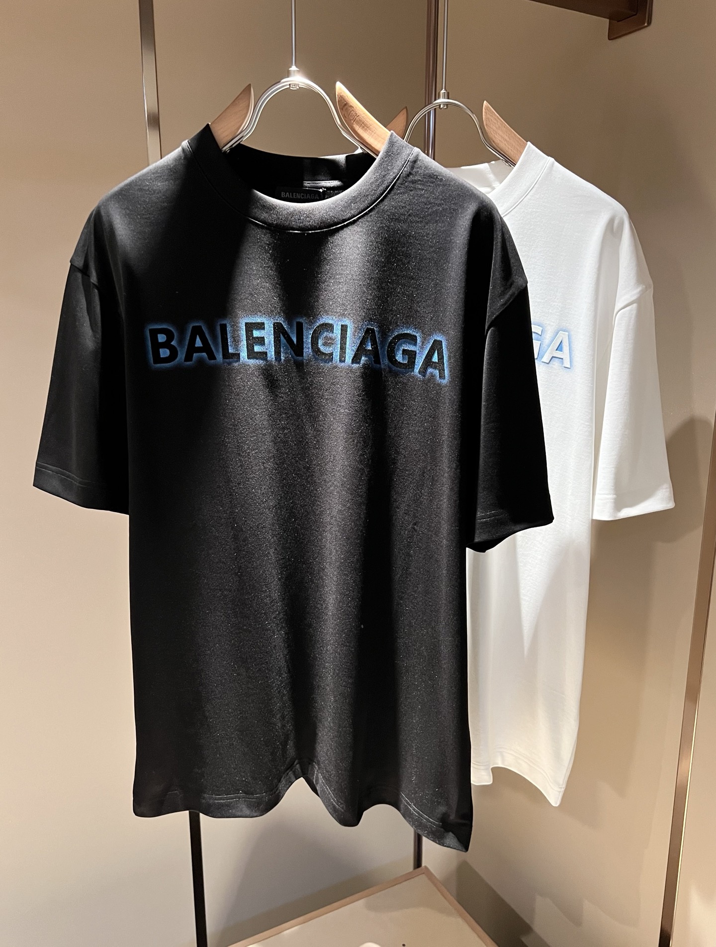 NO:126547,BALENCIA* Paris* Home 2025 Spring and Summer New Men and Women Couples Casual Loose Cotton Round Neck Short Sleeve T-shirt!  Trading companies have sparse channels and are released on the official website at the same time!  The latest series of spring and summer 2025, classic fashion design elements, injecting full vitality into the new series. This T-shirt is carefully selected for imported cotton fabrics. The fabric feels skin-friendly and soft and delicate, and the body logo print design!  It has an extremely comfortable and breathable wearing experience. The whole item is very eye-catching and fashionable, and is deeply loved by young people today!  The loose round neck cut is a neutral style regardless of age and gender, suitable for matching all the styles and looks you need in your daily life!  It is recommended to wear couple outfits to go out on the street to make it more pleasing to the eye!  Size M-3XL, balenciaga, T-shirt,tees, t-shirt,alexander wang19860909BALENCIA*巴黎*家 2025春夏新款男女同情侣款休闲宽松棉质圆领短袖T恤衫！贸易公司渠道稀出,同步官网发售 ！ 2025春夏最新系列,经典时尚设计元素,为全新系列注入满满活力,这款T恤衫用心甄选客供进口棉面料制成,面料手感亲肤柔软细腻,衣身logo印花设计！拥有着无比舒适透气性的穿着体验,整件单品极具吸睛度与时尚感,深受当下年轻人的喜爱！基础宽松的圆领版型裁剪,不分年龄与性别的中性款式,适合搭配你日常所需的所有风格与造型！建议搭配情侣装出街会更为养眼出色！尺码M-3XL,,balenciaga,T-shirt,tees，t-shirt,alexander wang,Men's clothing