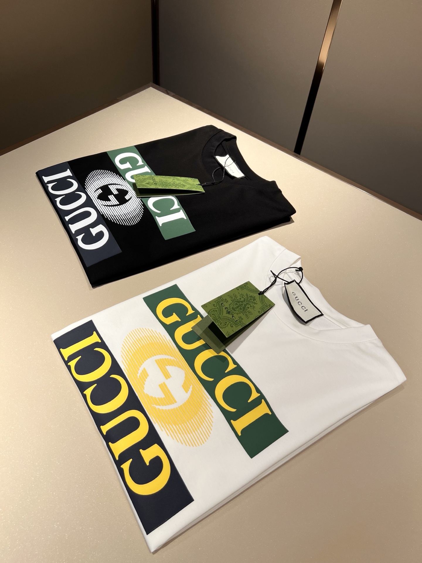 NO:126538,Gucc* Gujia 2025 spring and summer new style for men and women couples casual loose cotton round neck short-sleeved T-shirt!  Trading companies have sparse channels and are released on the official website at the same time!  The latest series of spring and summer 2025, classic fashion design elements, injecting full vitality into the new series. This T-shirt is carefully selected for imported cotton fabrics. The fabric feels skin-friendly and soft and delicate, and the body is panoramic logo pressing design!  It has an extremely comfortable and breathable wearing experience. The whole item is very eye-catching and fashionable, and is deeply loved by young people today!  The loose round neck cut is a neutral style regardless of age and gender, suitable for matching all the styles and looks you need in your daily life!  It is recommended to wear couple outfits to go out on the street to make it more pleasing to the eye!  Size M-3XL, gucci, gucci, T-shirt, tees, t-shirt, alexander wang19860909Gucc*古家 2025春夏新款男女同情侣款休闲宽松棉质圆领短袖T恤衫！贸易公司渠道稀出,同步官网发售 ！ 2025春夏最新系列,经典时尚设计元素,为全新系列注入满满活力,这款T恤衫用心甄选客供进口棉面料制成,面料手感亲肤柔软细腻,衣身全景logo压胶设计！拥有着无比舒适透气性的穿着体验,整件单品极具吸睛度与时尚感,深受当下年轻人的喜爱！基础宽松的圆领版型裁剪,不分年龄与性别的中性款式,适合搭配你日常所需的所有风格与造型！建议搭配情侣装出街会更为养眼出色！尺码M-3XL,,gucci,gucci,T-shirt,tees，t-shirt,alexander wang,Men's clothing