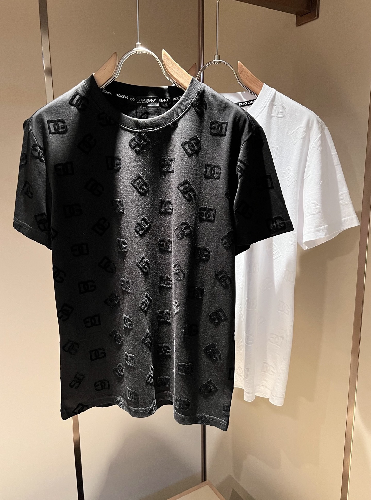 NO:126549,Dolce&Gabba*a 2025 spring and summer new short-sleeved T-shirt for men and women, and the counter is available at the same time!  Customized exclusive cotton fabric, panoramic letter logo pattern velvet pressing technology design!  Simple and generous, calm and versatile, extremely high-end, perfectly integrated with fashion and style, a top fashionable style that perfectly suits the outside wear!  The overall feeling is natural!  The ultimate classic versatile short-sleeved T-shirt, the ultimate heavy industry and the ultimate perfection!  Fans who pursue high quality are please buy them by themselves, and all fans who know the goods are invited to appreciate this model together!  !  Size M-3XL, Dolce & Gabbana, Dolce & Gabbana, T-shirt,tees, t-shirt,alexander wang19860909Dolce&Gabba*a 杜嘉*纳2025春夏新款男女同款短袖T恤,专柜同步发售！定制专属纯棉面料,全景字母logo图案压绒工艺设计！简约大方,从容百搭,档次极高,完美融入时尚还有风情感一款完美符合外穿的顶尖时髦气质款！整体给人浑然天成的感觉！极致经典的百搭型短袖T恤,极致的重工极致的完美！追求高品质的粉丝们请自行抢购,诚邀所有识货的粉丝一同鉴赏此款！！尺码M-3XL,,Dolce&Gabbana,Dolce&Gabbana,T-shirt,tees，t-shirt,alexander wang,Men's clothing