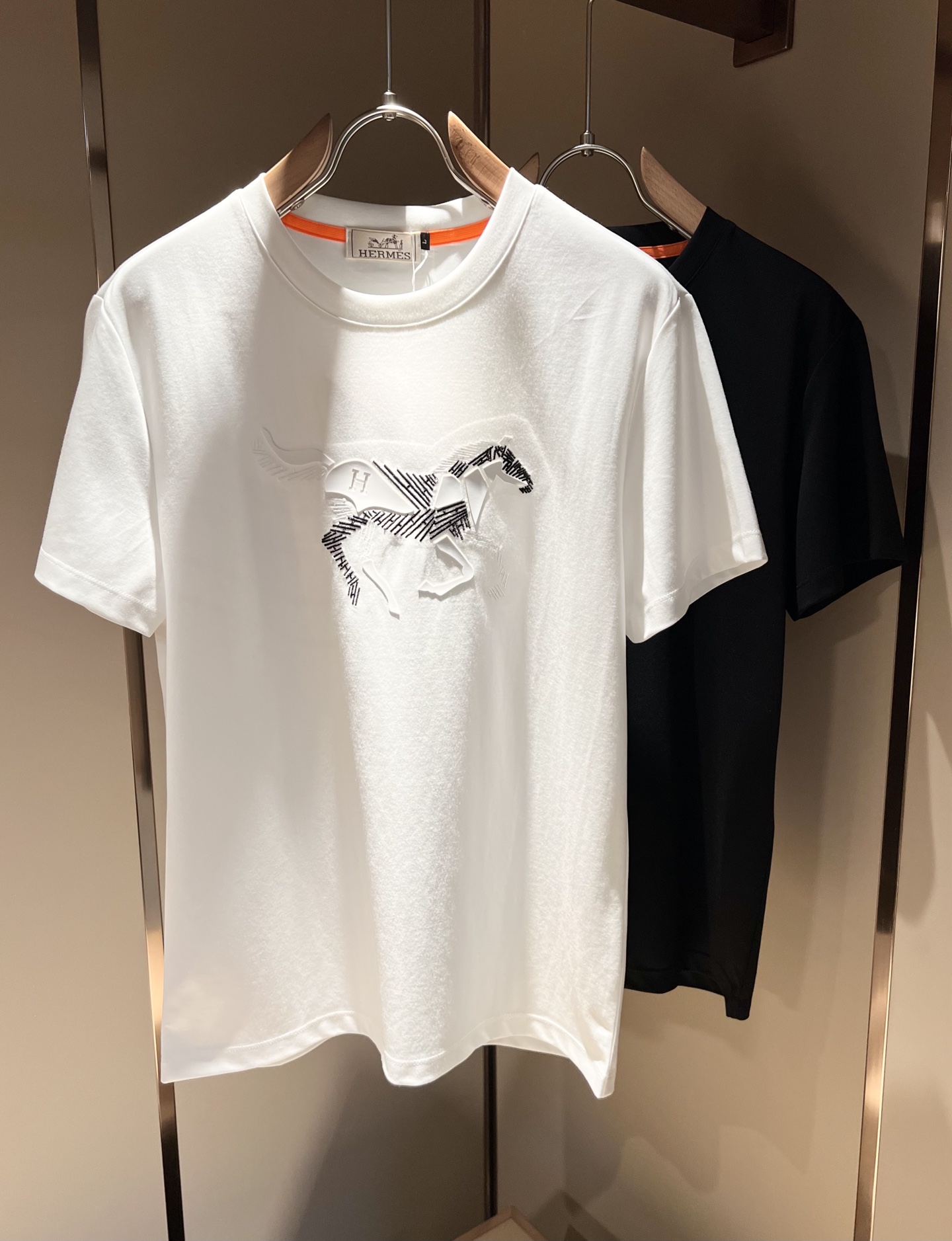 NO:126540,Her*mes 2025 spring and summer new men's short-sleeved T-shirt, a brand-new upgraded versatile basic style, low-key and luxurious, and a choice of character!  Select high-quality selected mercerized cotton fabrics!  Created, enjoy a relaxed and comfortable wearing experience, with super vertical performance, the iconic logo is highly artistic and has a very detailed craftsmanship, and has a high recognition, showing the new brand micro-label culture!  Classic perfect layout design, precise and in place for cutting. Simple and atmospheric style, and can show fashionable charm in daily leisure life. Size M-3XL, T-shirt,tees, t-shirt,alexander wang19860909Her*mes爱*仕2025春夏新款男士短袖T恤,全新升级百搭基础款,低调奢华,品格之选！甄选优质精选丝光棉面料！打造而成,享受轻松自在的穿着体验,有着超强的垂直性能 艺术感极强标志性logo压胶工艺设计,工艺细致,辨识度极高,展现全新品牌微标文化！经典完美版型设计,在裁剪上精准到位.简约大气风格,又能在日常休闲生活中展现时尚魅力.尺码M-3XL,,T-shirt,tees，t-shirt,alexander wang,Men's clothing