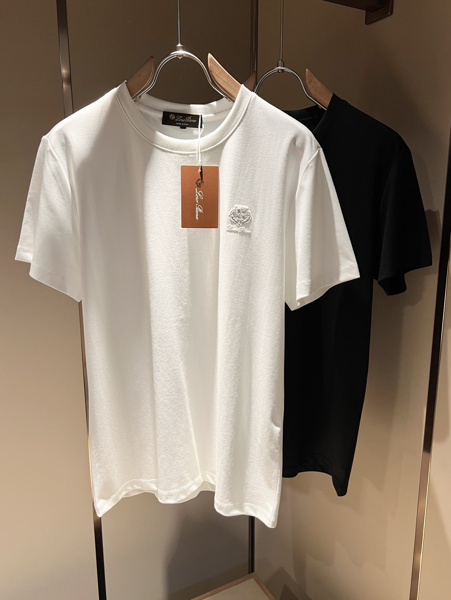 NO:126544,Loro Piana Nuoyou Pianya The latest trade order short-sleeved T-shirt for men in spring and summer 2025, full quality!  !  Internet celebrity style!  Use logo pattern to press glue design!  The upper body is comfortable and breathable, not stiff, and the overall three-dimensional feeling is rich, with quality export orders, customized exclusive fabric tailoring to meet the simple needs of commuters for dressing. The upper body is very effective, it looks slim and not picky about the figure. The fabric workmanship... Improper, good craftsmanship can make you look good and tasteful, a must-have item for everyone!  Size M-3XL, loro piana, T-shirt,tees, t-shirt,alexander wang19860909Loro Piana诺悠翩雅 2025春夏男士最新的贸易订单短袖T恤,全品相！！网红款！采用logo图案压胶设计！上身舒适透气,不僵硬,整体有着丰富的立体感,品质出口订单,定制专属面料剪裁,满足通勤人们对于着装的简约需求,上身效果很好,显瘦,不挑剔身材.面料做工....无可挑剔,好工艺好面料才能穿出好品味一款,人手必备单品！尺码M-3XL,,loro piana,T-shirt,tees，t-shirt,alexander wang,Men's clothing