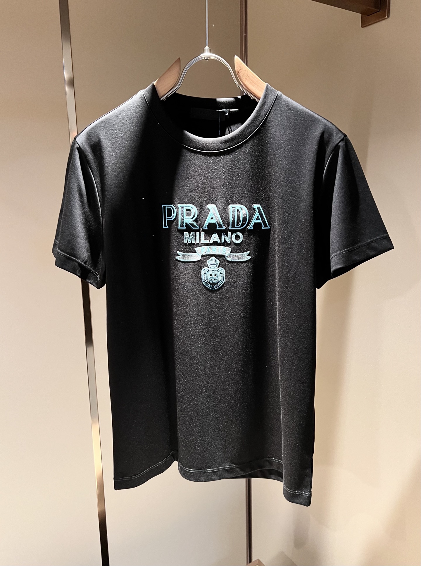 NO:126553,PRAD*A Pu*da 2025 spring and summer new short-sleeved T-shirt for men and women, the latest model is exclusively available on the entire network!  !  ~ It is classic and fashionable and versatile, who doesn’t like it? It will show the classic again. It is very pleasing to the eye and comes with a low luxury halo and recognition!  Pr*da's traditional brand concept and modern advanced technology are perfectly combined. Coupled with the extremely modern and modern minimalist design, P-family exclusive logo pattern design!  Customized 100% imported pure cotton fabric!  The texture of this model is quite touching, the specifications and grades are known with tentacles. The degree of delicateness and breathability are top-notch!  Size M-3XL, prada, T-shirt,tees, t-shirt,alexander wang19860909PRAD*A普*达2025春夏新款男女同款短袖T恤,最新款全网独家首上！！~既经典有时尚百搭,谁不爱啊,将经典再次展现,非常的耐看,自带低奢光环与辨识度！Pr*da传统的品牌理念和现代化的先进技术进行了完美结合.加上极其现代摩登风范的简约设计,p家专属logo图案设计！定制百分百进口纯棉面料！此款的质感相当感人 触手便知规格档次 细腻程度与透气效果堪称顶级！尺码M-3XL,,prada,T-shirt,tees，t-shirt,alexander wang,Men's clothing