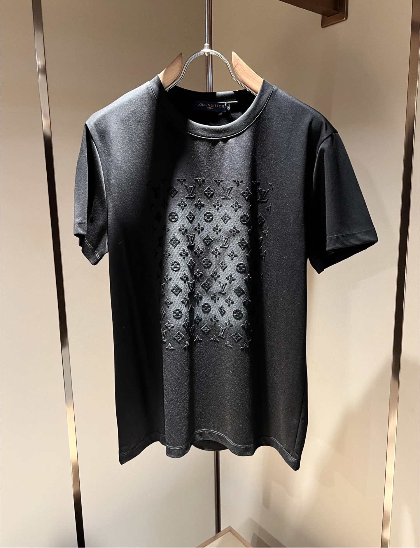 NO:126545,Louis Vuit*on 2025 Spring and Summer Louis family light luxury Monogram craft short-sleeved T-shirt, the new high-end of the Louis family, the details and quality are always so flawless, and creative designs are emerging one after another. If you don’t buy a few pieces of Louis this spring and summer, you can’t be considered a fashion expert. Monogram pattern printing design!  Unparalleled, it interprets Louis' iconic elements, which are really something that everyone loves. The top-notch organic cotton blend is super soft and tough, and has excellent breathability. From the world-class trade-level OEM channels, the quantity is extremely rare and sold out without help. The 