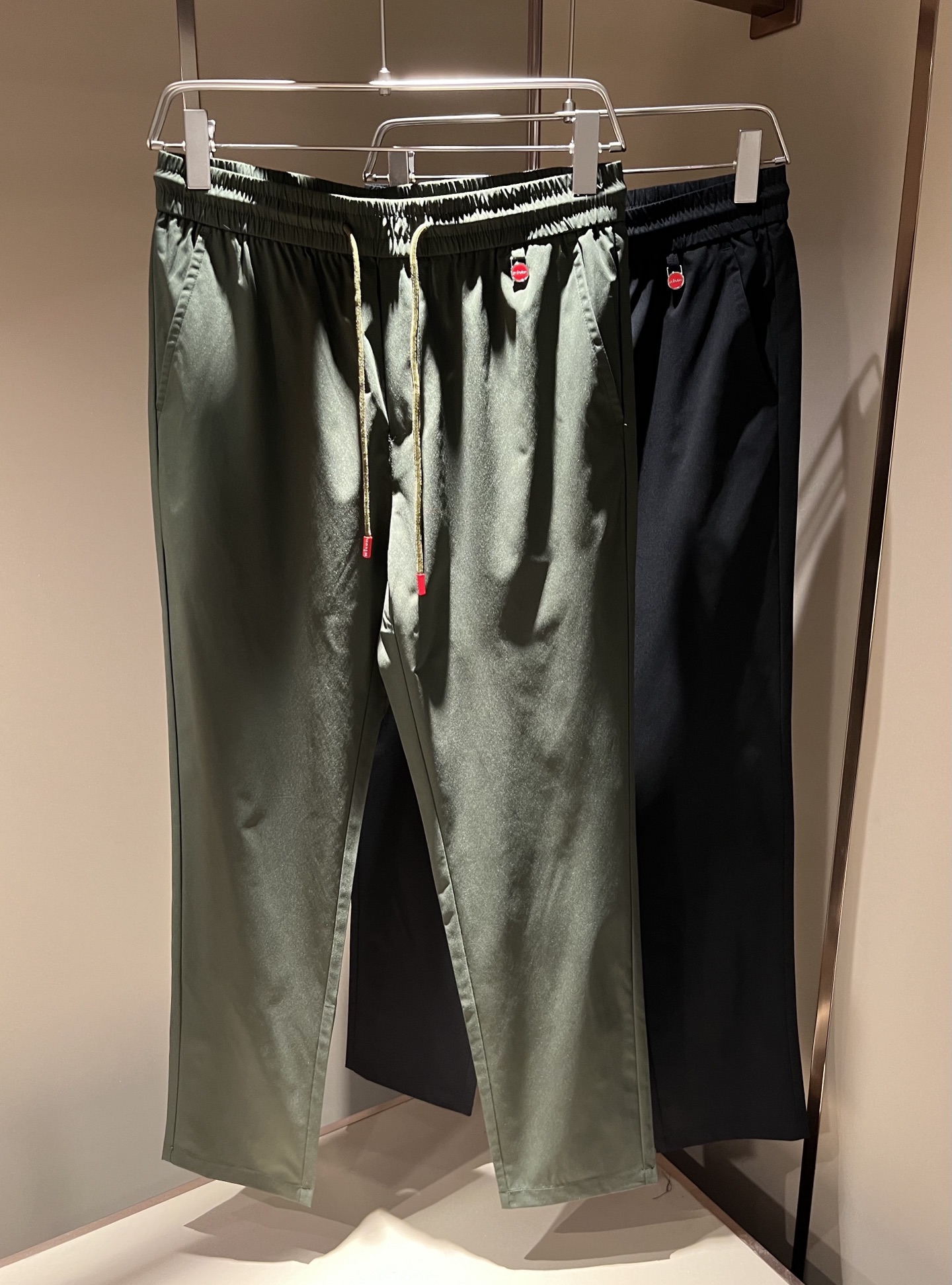 NO:159803,Kiton 2025 early spring new product for men's high-end casual and versatile four-season commuting slim fit tailoring casual pants!  For fans, such a grand classic design is enough to plant grass at a glance. It is the most handsome series of all jeans this year. I only need to take a look and know that this will definitely be a hit that has caused a sensation, and it is popular on the Internet. The classic slim three-dimensional tailoring style is equipped with the latest logo pattern hardware decorative technology design!  Very representative waist brand modification!  It simply and easily demonstrates the charm of the brand, and naturally presents specifications, grades, fashion and trendy effects. It matches the performance to easily create a high-end and high-end effect!  The top imported Japanese washing cowboy is made of cotton, and it is comfortable and breathable, and has a natural drape, which is suitable for all year round outfits!  !  This jeans are made of three-dimensional cut and straight-fitting style. The magic and practical wearability of the single match are understandable. Whether you are wearing daily clothes or appearing on the high street, it is the best choice. It is super charming!  It also perfectly demonstrates its specifications and rank!  Obviously, this is a big and powerful product that you must collect. You must collect this product and highly recommend it!  Size M-3XL, jeans,alexander wang19860909Kiton 2025早春新品男士高端休闲百搭四季通勤修身剪裁休闲裤！对于粉丝来说,这样大气的经典设计足矣一眼种草,是今年所有牛仔裤当中最帅的一个系列,我只需要看一眼就知道,这绝对会是一个引起轰动的爆款,而且全网风靡,经典的修身立体剪裁版型打造,配置了最新的logo图案五金装饰工艺设计！极具代表性腰牌修饰！简单轻松的彰显出品牌魅力所在,自然而然的呈现规格,档次,时髦以及新潮效果,搭配性能满分,轻松穿出高级感与高端效果！顶级的进口日本洗水牛仔棉质打造,并舒适透气感满分,且垂感自然,适合一年四季的穿搭所需！！此款牛仔裤采用了立体裁剪小直筒版型打造,其单配魔力与实穿性是无可厚非的,不管你是日常穿搭还是高街出镜都是不二之选,超具魅力！同时也是完美的展现了其规格和段位所在！很显然,这是一款绝对要收的重磅好货,此款你都必须要收,极力推荐的好货！尺码M-3XL,,jeans,alexander wang,Men's clothing