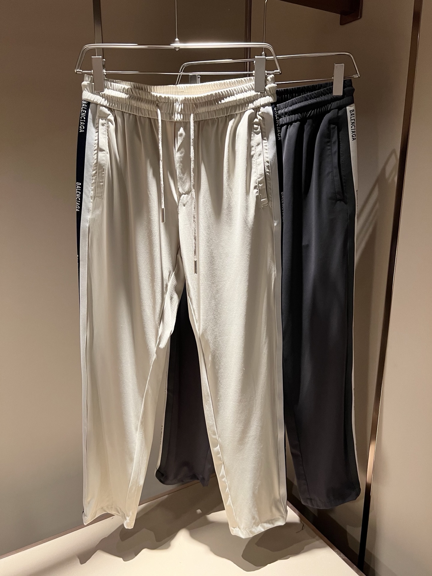 NO:159806,BALENCIA* Paris* Home 2025 spring and summer new casual pants, Balenciaga webbing logo pattern design!  Stretch spandex fabric!  New styles in stock YB1w  can be purchased for the same style for men and women. The texture and details are in place, daily casual, practical, fashionable, stylish, high-end and stylish. The tone is very suitable for both men and women. Must-have. Number of numbers: M-3XL,,balenciaga,balenciaga,alexander wang19860909BALENCIA*巴黎*家 2025春夏新款休闲裤,巴黎世家 织带logo图案设计！弹力氨纶面料！新款现货 YB1w 购入 可男女同款 质感细节均到位,日常休闲 实穿 时髦潇洒的好高级有品 的调调 男女都非常合适 人手必备款 . 码数:M-3XL,,balenciaga,balenciaga,alexander wang,Men's clothing