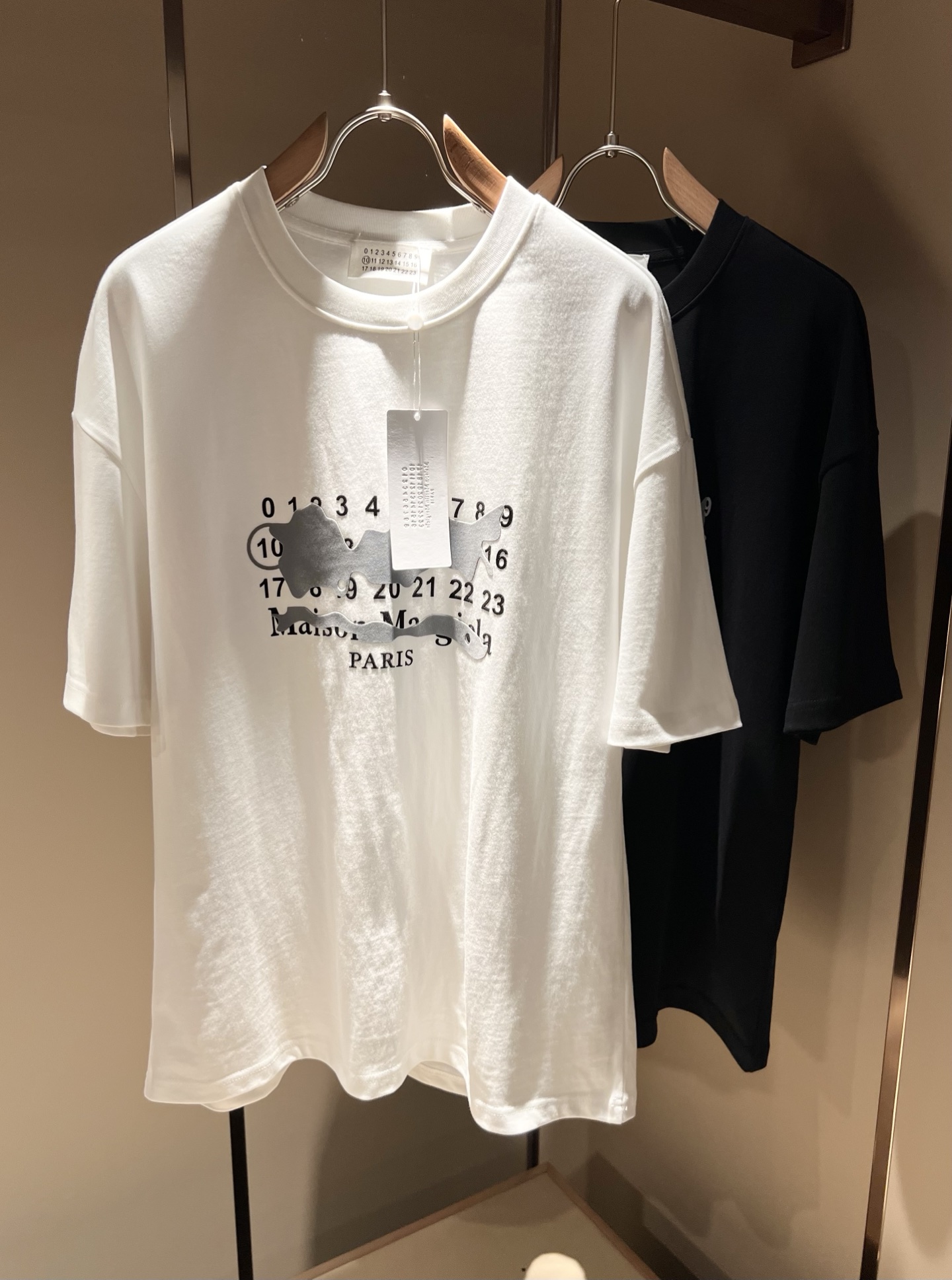 NO:126536,Maison Margiel 2025 spring and summer new short-sleeved T-shirt for men and women, and the counter is available at the same time!  Customized exclusive wash water pure cotton fabric, chest logo pattern printing design!  Simple and generous, calm and versatile, extremely high-end, perfectly integrated with fashion and style, a top fashionable style that perfectly suits the outside wear!  The overall feeling is natural!  Extremely classic versatile casual pants, customized original cotton fabric!  The ultimate perfection of heavy industry!  Fans who pursue high quality are please buy them by themselves, and all fans who know the goods are invited to appreciate this model together!  !  Size M-2XL, Masion Margiela, T-shirt,tees, t-shirt,alexander wang19860909马吉拉 maison margiel 2025春夏新款男女同款短袖T恤,专柜同步发售！定制专属洗水纯棉面料,胸前logo图案印花设计！简约大方,从容百搭,档次极高,完美融入时尚还有风情感一款完美符合外穿的顶尖时髦气质款！整体给人浑然天成的感觉！极致经典的百搭型休闲裤,定制原版纯棉面料！极致的重工极致的完美！追求高品质的粉丝们请自行抢购,诚邀所有识货的粉丝一同鉴赏此款！！尺码M-2XL,,masion margiela,T-shirt,tees，t-shirt,alexander wang,Men's clothing