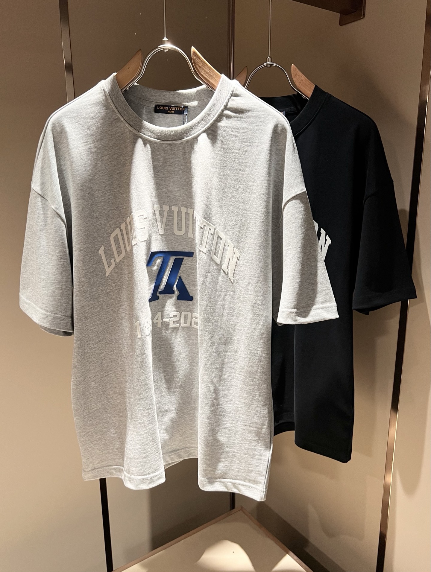 NO:126548,LouisVuitt*Louis*Deng The new series of products in 2025 spring and summer are launched, a very fashionable and avant-garde short-sleeved T-shirt for men and women, with logo pattern glue-touching!  Different from the past, it declares the design concept that has been passed down for many years in the brand!  Its eye-catchingness is no less than any classic style, perfectly presenting the fashionable, high-end and luxurious feeling in front of the world!  Made of imported 280 grams of cotton, selected high-quality pure cotton fabrics, soft and soft to the touch, the real thing is definitely beyond your imagination, close to the body and breathable, even if you sweat profusely, you will not feel greasy or stuffy, and will bring sweating and moisture absorption to the extreme!  Size M-2XL, louis vuitton,louis vuitton,t-shirt,tees,t-shirt,alexander wang19860909LouisVuitt*路易*登 2025春夏全新系列单品上线,非常时髦前卫的一款男女同款短袖T恤,标识logo图案压胶修饰！区别于以往的不同,宣示品牌传承多年的设计理念！其吸睛度完全不亚于任何经典款式,将时髦高级感与奢华感完美呈现在世人眼前！客供进口280克全棉材质制成,精选优质纯棉面料,触感软糯亲肤细腻,实物到手绝对超乎你的想象,贴身无比舒适透气,即便是汗流浃背也不会有腻身及闷热感可言,将排汗吸湿性发挥到了极致！尺码M-2XL,,louis vuitton,louis vuitton,T-shirt,tees，t-shirt,alexander wang,Men's clothing