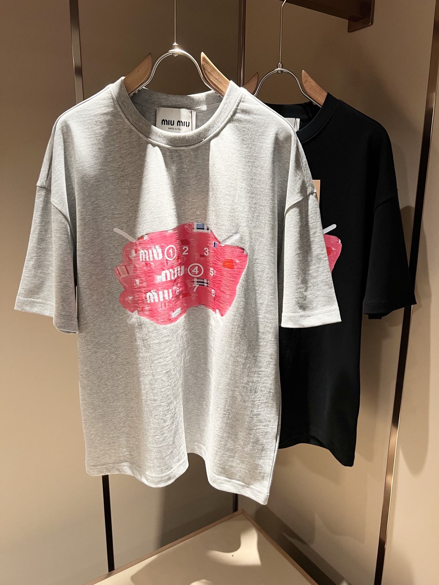 NO:126546,MIUMIU Miserable 2025 Spring and Summer New Men and Women's Same Short-sleeved T-shirt, the latest brand design elements!  Neither monotonous nor complicated, it shows taste just right!  Customer-supplied top-level glue press logo design!  Comfortable, sweat-absorbing and breathable, the unique high-end fabric presents a simple and elegant temperament!  Logo print design on the chest!  Full three-dimensional! Standard cutting design!  Every detail is a synchronized with high-end fashion. Size: M-2XL, miumiu, T-shirt, tees, t-shirt, alexander wang19860909MIUMIU 谬谬2025春夏新款男女同款短袖T恤,品牌最新设计元素！既不单调也不复杂,恰到好处的展现品味！客供顶级压胶logo设计！舒适吸汗透气根本不在话下,面料独具的高奢感呈现简约优雅气质！胸前logo印花设计！饱满立体!标准裁剪设计！每一处细节都是与高端时尚同步的体现.尺码:M-2XL,,miumiu,T-shirt,tees，t-shirt,alexander wang,Men's clothing