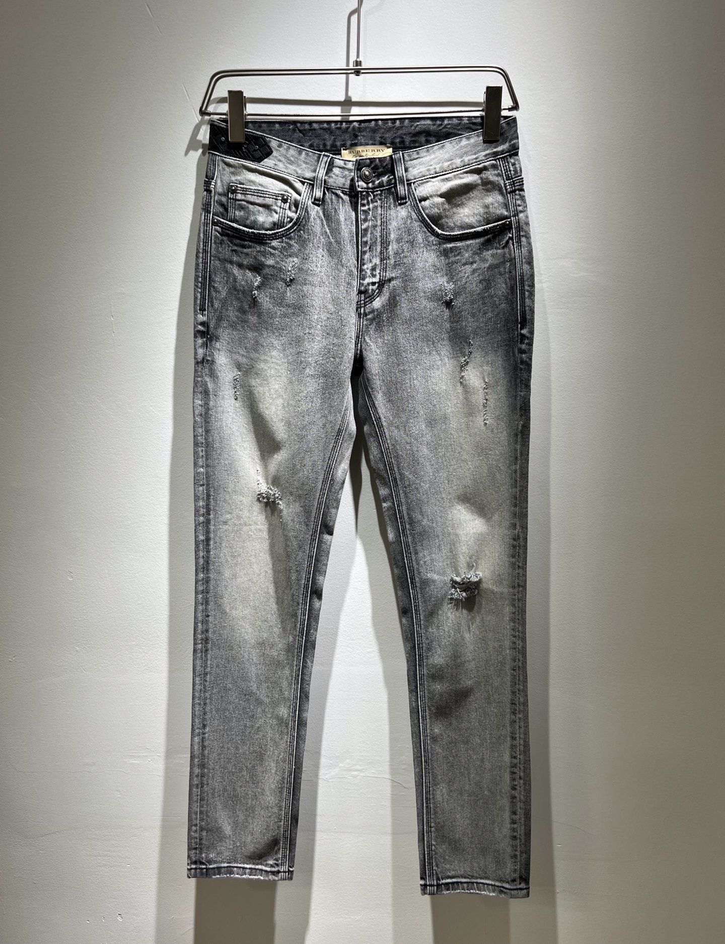 NO:126550,BURBER*Y Ba*li 2025 early spring new product for men's high-end casual and versatile jeans!  For BUR fans, such a grand classic design is enough to plant grass at a glance. It is the most handsome series among all BUR jeans this year. I only need to take a look and know that this will definitely be a hit product that has caused a sensation, and it is popular on the Internet. The classic slim three-dimensional tailoring style is equipped with the latest logo pattern waist brand craft design!  Very representative waist brand modification!  It simply and easily demonstrates the charm of the brand, and naturally presents specifications, grades, fashion and trendy effects. It matches the performance to easily create a high-end and high-end effect!  The top imported Japanese washing cowboy is made of cotton, and it is comfortable and breathable, and has a natural drape, which is suitable for all year round outfits!  !  This jeans are made of three-dimensional cut and straight-fitting style. The magic and practical wearability of the single match are understandable. Whether you are wearing daily clothes or appearing on the high street, it is the best choice. It is super charming!  It also demonstrates the authentic BUR original flavor, and it also perfectly shows its specifications and rank!  Obviously, this is a big and powerful product that you must collect. Whether you are a fan of BUR or not, you must collect this product and highly recommend it!  Size 29-40, Burberry, jeans, alexander wang19860909BURBER*Y巴*莉 2025早春新品男士高端休闲百搭牛仔裤！对于BUR粉丝来说,这样大气的经典设计足矣一眼种草,是今年BUR所有牛仔裤当中最帅的一个系列,我只需要看一眼就知道,这绝对会是一个引起轰动的爆款,而且全网风靡,经典的修身立体剪裁版型打造,配置了最新的logo图案腰牌工艺设计！极具代表性腰牌修饰！简单轻松的彰显出品牌魅力所在,自然而然的呈现规格,档次,时髦以及新潮效果,搭配性能满分,轻松穿出高级感与高端效果！顶级的进口日本洗水牛仔棉质打造,并舒适透气感满分,且垂感自然,适合一年四季的穿搭所需！！此款牛仔裤采用了立体裁剪小直筒版型打造,其单配魔力与实穿性是无可厚非的,不管你是日常穿搭还是高街出镜都是不二之选,超具魅力！更是彰显了地地道道的的BUR原味,同时也是完美的展现了其规格和段位所在！很显然,这是一款绝对要收的重磅好货,不管你是不是BUR的粉丝,此款你都必须要收,极力推荐的好货！尺码29-40,,burberry,jeans,alexander wang,Men's clothing