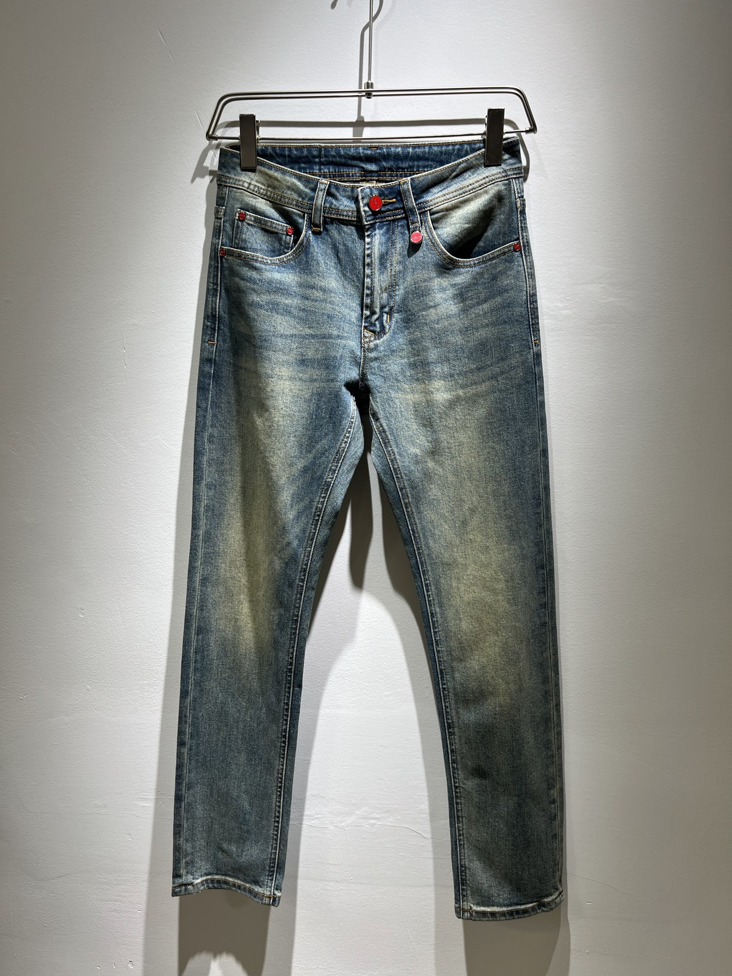 NO:126552,Kiton 2025 early spring new product for men's high-end casual and versatile four-season commuting slim fit tailoring jeans!  For fans, such a grand classic design is enough to plant grass at a glance. It is the most handsome series of all jeans this year. I only need to take a look and know that this will definitely be a sensational hit, and it is popular on the Internet. The classic slim three-dimensional tailoring style is equipped with the latest logo pattern waist brand craft design!  Very representative waist brand modification!  It simply and easily demonstrates the charm of the brand, and naturally presents specifications, grades, fashion and trendy effects. It matches the performance to easily create a high-end and high-end effect!  The top imported Japanese washing cowboy is made of cotton, and it is comfortable and breathable, and has a natural drape, which is suitable for all year round outfits!  !  This jeans are made of three-dimensional cut and straight-fitting style. The magic and practical wearability of the single match are understandable. Whether you are wearing daily clothes or appearing on the high street, it is the best choice. It is super charming!  It also demonstrates the authentic BUR original flavor, and it also perfectly shows its specifications and rank!  Obviously, this is a big and powerful product that you must collect. You must collect this product and highly recommend it!  Size 29-38, Burberry, jeans, alexander wang19860909Kiton 2025早春新品男士高端休闲百搭四季通勤修身剪裁牛仔裤！对于粉丝来说,这样大气的经典设计足矣一眼种草,是今年所有牛仔裤当中最帅的一个系列,我只需要看一眼就知道,这绝对会是一个引起轰动的爆款,而且全网风靡,经典的修身立体剪裁版型打造,配置了最新的logo图案腰牌工艺设计！极具代表性腰牌修饰！简单轻松的彰显出品牌魅力所在,自然而然的呈现规格,档次,时髦以及新潮效果,搭配性能满分,轻松穿出高级感与高端效果！顶级的进口日本洗水牛仔棉质打造,并舒适透气感满分,且垂感自然,适合一年四季的穿搭所需！！此款牛仔裤采用了立体裁剪小直筒版型打造,其单配魔力与实穿性是无可厚非的,不管你是日常穿搭还是高街出镜都是不二之选,超具魅力！更是彰显了地地道道的的BUR原味,同时也是完美的展现了其规格和段位所在！很显然,这是一款绝对要收的重磅好货,此款你都必须要收,极力推荐的好货！尺码29-38,,burberry,jeans,alexander wang,Men's clothing