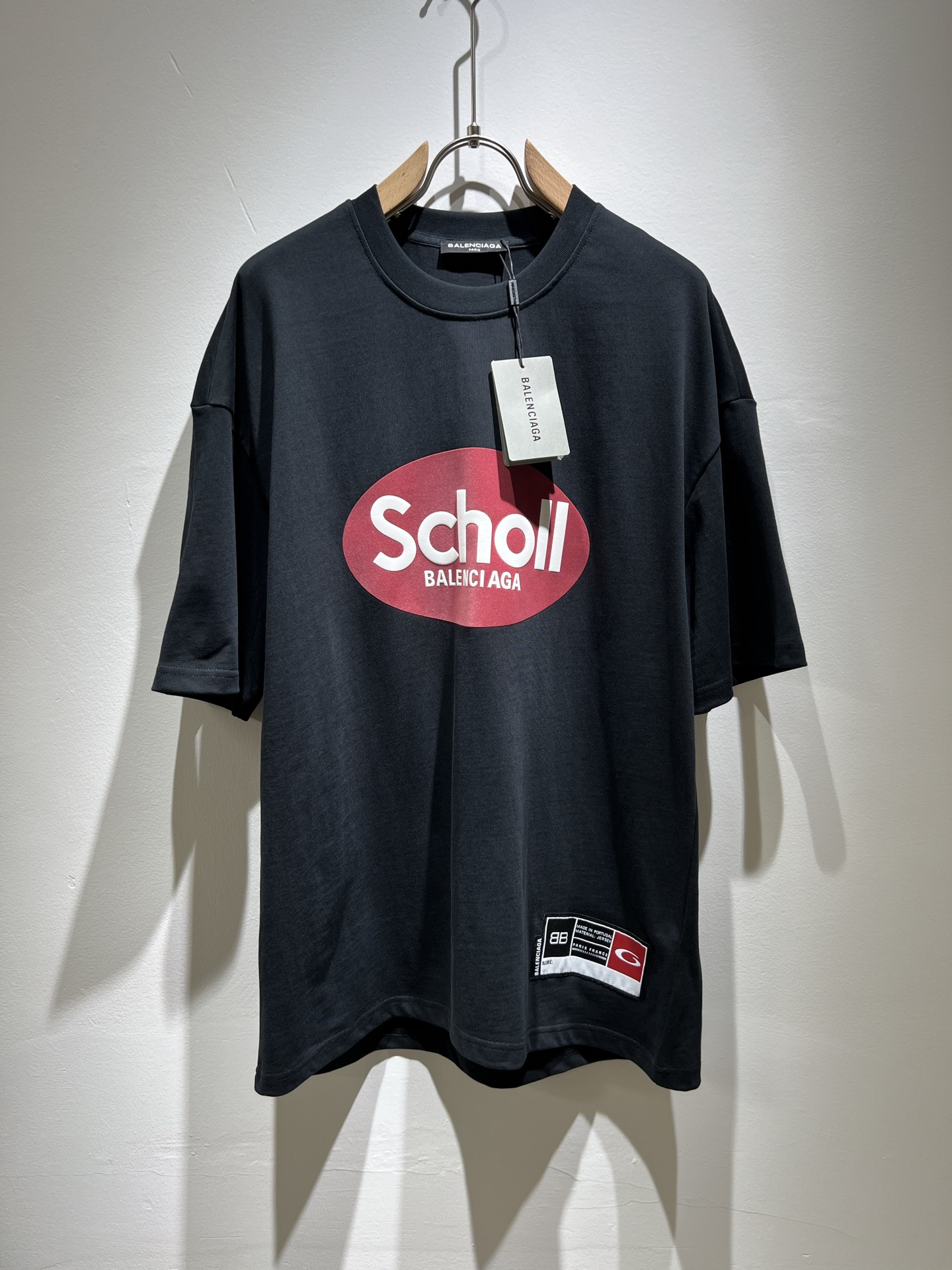 NO:126566,BALENCI*GA Paris* Home 2025 Spring and Summer New Men and Women's Same Short-Sleeve T-shirt!  Fashionable casual short-sleeved T-shirt with catwalk pattern prints!  Design logo velvet design!  The most designed and selected customer-supplied 260g pure cotton fabric, which feels soft and skin-friendly, is comfortable and breathable, and you can’t picky about the real thing!  Loose, small, shoulder-dead round neck cut, genderless couple mixed styles, opening up a new fashion charm!  Differentiate the market version of the high-end custom series!  Size M-2XL, balenciaga, T-shirt,tees, t-shirt,alexander wang19860909BALENCI*GA巴黎*家 2025春夏新款男女同款短袖T恤！走秀图案印花时尚休闲短袖T恤衫！设计logo压绒设计！极具设计精选客供260g纯棉面料,手感柔软亲肤,着身舒适透气性都无法挑剔,实物绝对会让你爱不释手！宽松小落肩的圆领版型裁剪,无性别主义的情侣混穿款式,打开全新的时装新韵味！区别市场版本高定系列！尺码M-2XL,,balenciaga,T-shirt,tees，t-shirt,alexander wang,Men's clothing