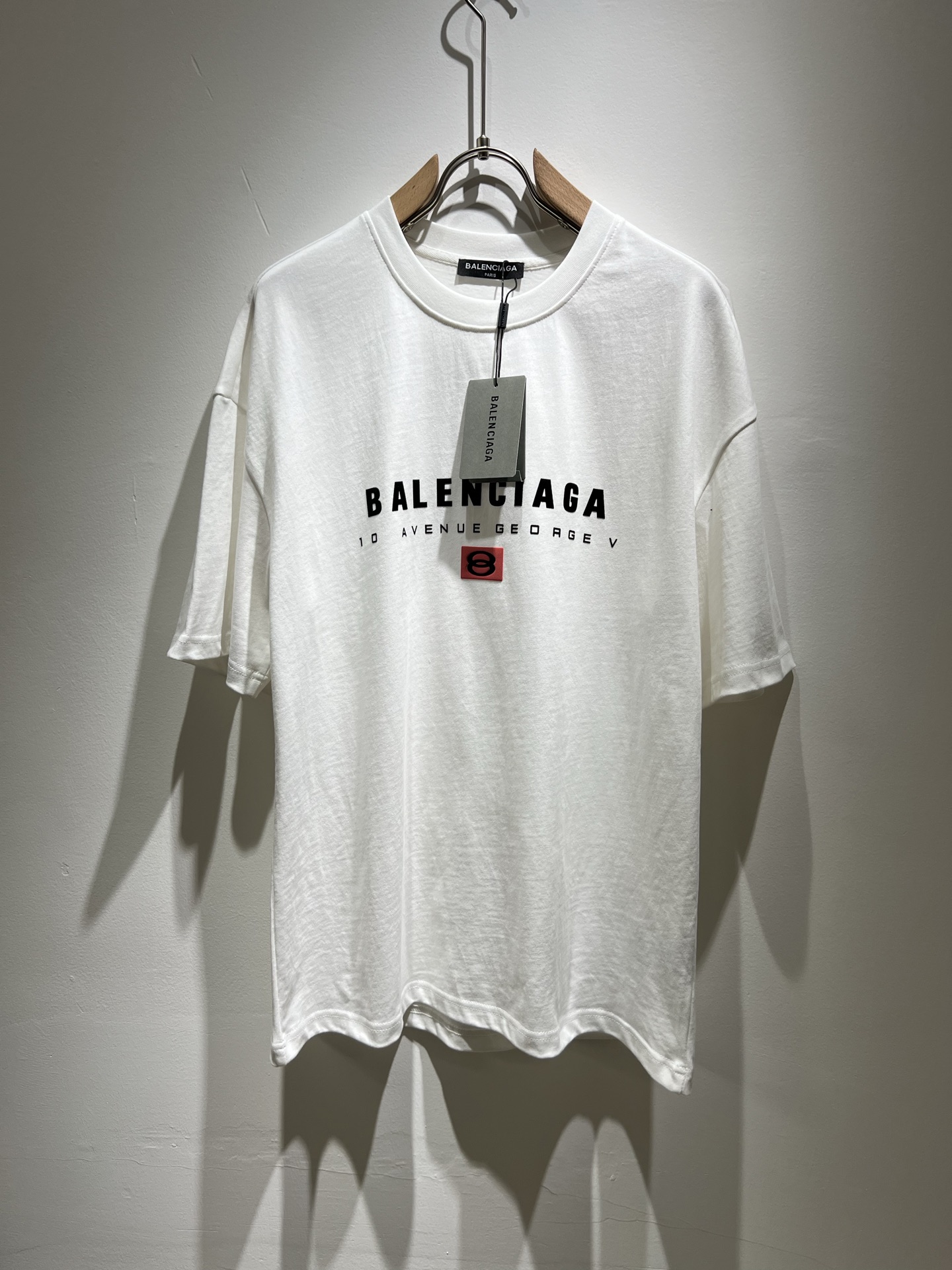 NO:126557,BALENCI*GA Paris* Home 2025 Spring and Summer New Men and Women's Same Short-Sleeve T-shirt!  Fashionable casual short-sleeved T-shirt with catwalk pattern prints!  Design logo velvet design!  The most designed and selected customer-supplied 260g pure cotton fabric, which feels soft and skin-friendly, is comfortable and breathable, and you can’t picky about the real thing!  Loose, small, shoulder-dead round neck cut, genderless couple mixed styles, opening up a new fashion charm!  Differentiate the market version of the high-end custom series!  Size M-2XL, balenciaga, T-shirt,tees, t-shirt,alexander wang19860909BALENCI*GA巴黎*家 2025春夏新款男女同款短袖T恤！走秀图案印花时尚休闲短袖T恤衫！设计logo压绒设计！极具设计精选客供260g纯棉面料,手感柔软亲肤,着身舒适透气性都无法挑剔,实物绝对会让你爱不释手！宽松小落肩的圆领版型裁剪,无性别主义的情侣混穿款式,打开全新的时装新韵味！区别市场版本高定系列！尺码M-2XL,,balenciaga,T-shirt,tees，t-shirt,alexander wang,Men's clothing