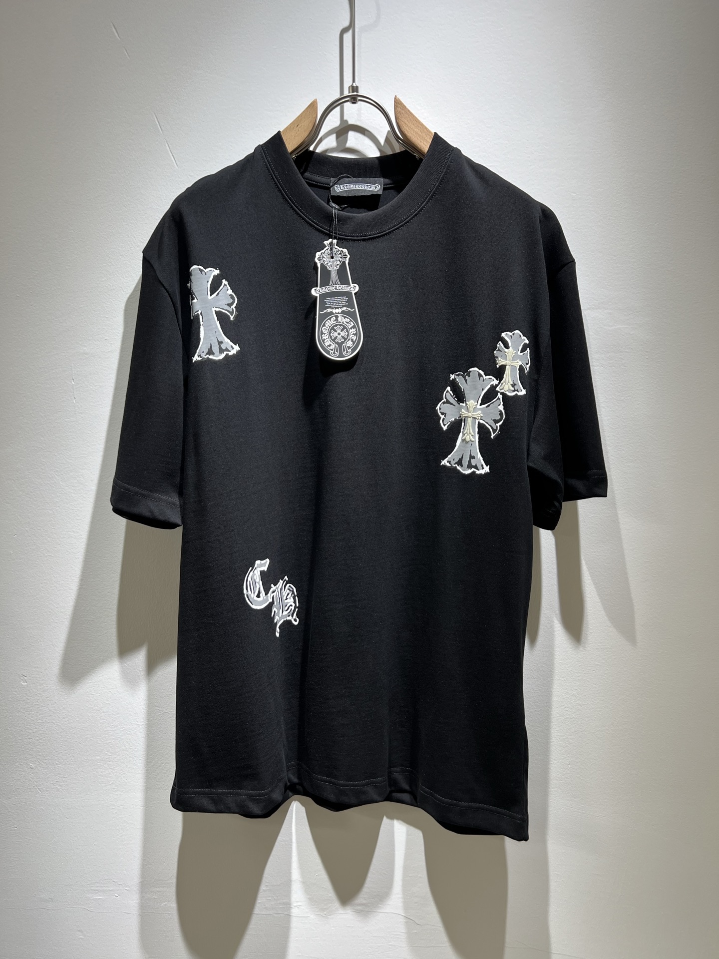 NO:126572,Chrome Hear*s 2025 spring and summer new product for men and women, limited edition gram* heart short-sleeved T-shirt, recommended for cracked walls!  The fashionable and arrogant Chrome Hear*s is favored by the whole world. The 2025SS hits the stimulus version, the classic short-sleeved T-sleeved logo pattern glue-pressed design!  Full of fashionable luxury style, exuding a charming sense of art!  Large and lazy, high-end exclusive pure cotton material for customer supply!  Super comfortable upper body!  Large oversized shoulder-falling!  Men and women are the same style!  Color black white Size S-XL, chrome hearts, T-shirt,tees, t-shirt,alexander wang19860909Chrome Hear*s 克*心 2025春夏新品男女同款限量版克*心短袖T恤,墙裂推荐！时尚傲娇的Chrome Hear*s,被全世界宠幸着.2025SS引爆款,经典克*心元素断绝短袖T,前后logo图案压胶设计！充满了时尚的奢华风,散发着迷人的艺术感！宽大慵懒,客供高端专属纯棉材质！上身超级舒适！大廓形大落肩！男女同款入！颜色黑色 白色 尺码S-XL,,chrome hearts,T-shirt,tees，t-shirt,alexander wang,Men's clothing