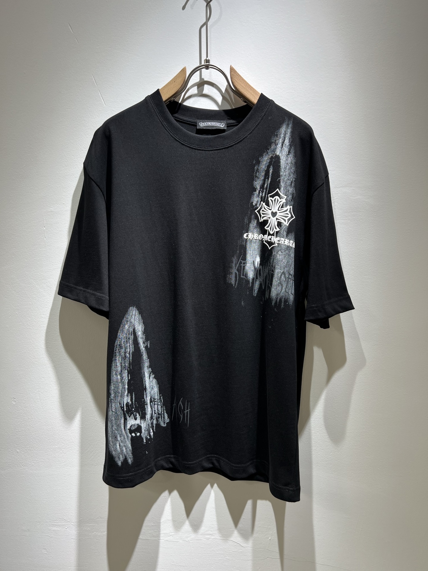 NO:126577,Chrome Hear*s 2025 spring and summer new product for men and women, limited edition gram* heart short-sleeved T-shirt, recommended for cracked walls!  The fashionable and arrogant Chrome Hear*s is favored by the whole world. The 2025SS hits the stimulus version, the classic short-sleeved T-sleeved logo pattern glue-pressed design!  Full of fashionable luxury style, exuding a charming sense of art!  Large and lazy, high-end exclusive pure cotton material for customer supply!  Super comfortable upper body!  Large oversized shoulder-falling!  Men and women are the same style!  Color black white Size S-XL, chrome hearts, T-shirt,tees, t-shirt,alexander wang19860909Chrome Hear*s 克*心 2025春夏新品男女同款限量版克*心短袖T恤,墙裂推荐！时尚傲娇的Chrome Hear*s,被全世界宠幸着.2025SS引爆款,经典克*心元素断绝短袖T,前后logo图案压胶设计！充满了时尚的奢华风,散发着迷人的艺术感！宽大慵懒,客供高端专属纯棉材质！上身超级舒适！大廓形大落肩！男女同款入！颜色黑色 白色 尺码S-XL,,chrome hearts,T-shirt,tees，t-shirt,alexander wang,Men's clothing