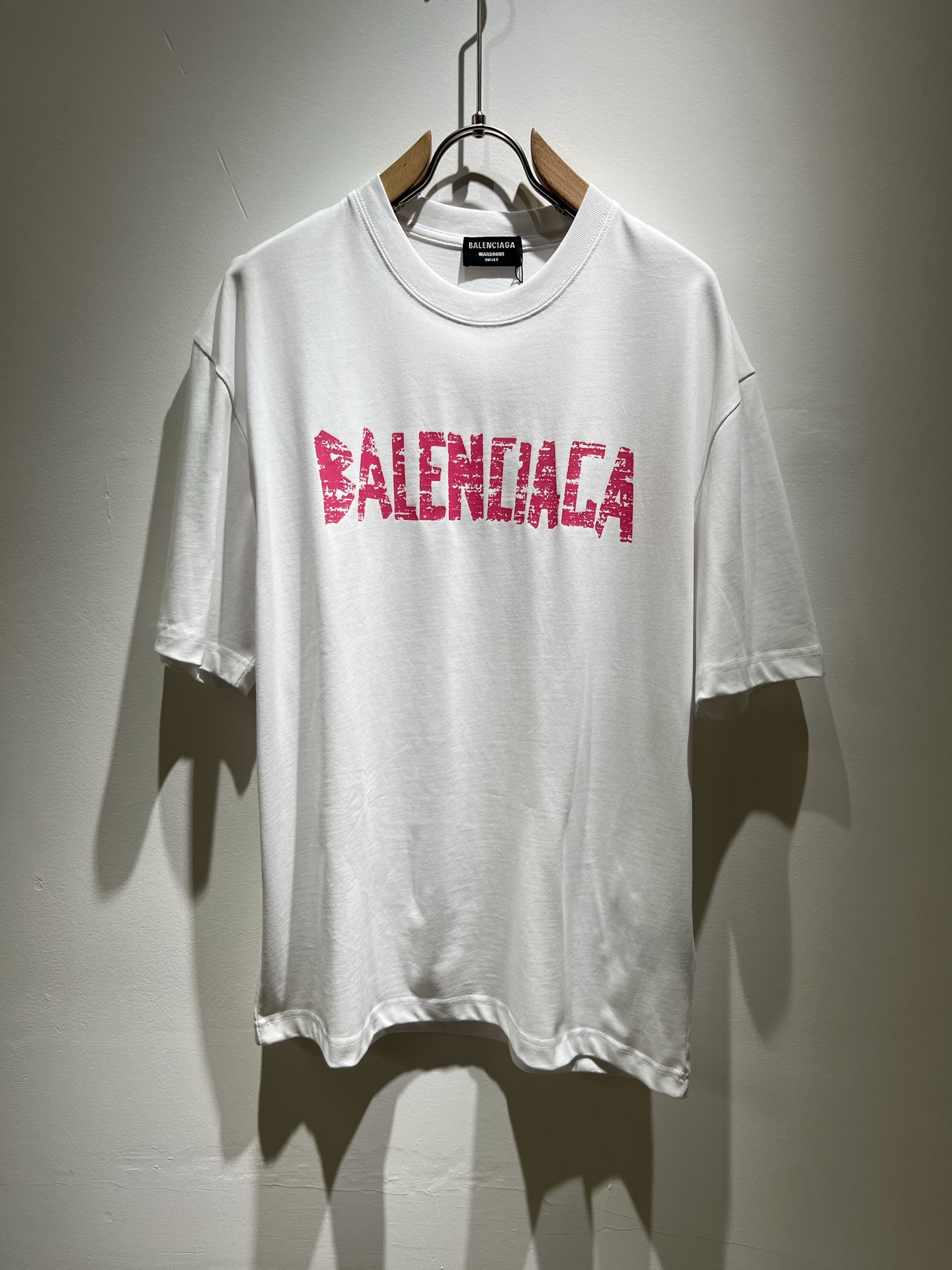 NO:126555,BALENCI*GA Paris* Home 2025 Spring and Summer New Men and Women's Same Short-Sleeve T-shirt!  Fashionable casual short-sleeved T-shirt with catwalk pattern prints!  Design logo printing design!  The most designed and selected customer-supplied 260g pure cotton fabric, which feels soft and skin-friendly, is comfortable and breathable, and you can’t picky about the real thing!  Loose, small, shoulder-dead round neck cut, genderless couple mixed styles, opening up a new fashion charm!  Differentiate the market version of the high-end custom series!  Size S-XL, balenciaga, T-shirt,tees, t-shirt,alexander wang19860909BALENCI*GA巴黎*家 2025春夏新款男女同款短袖T恤！走秀图案印花时尚休闲短袖T恤衫！设计logo印花设计！极具设计精选客供260g纯棉面料,手感柔软亲肤,着身舒适透气性都无法挑剔,实物绝对会让你爱不释手！宽松小落肩的圆领版型裁剪,无性别主义的情侣混穿款式,打开全新的时装新韵味！区别市场版本高定系列！尺码S-XL,,balenciaga,T-shirt,tees，t-shirt,alexander wang,Men's clothing