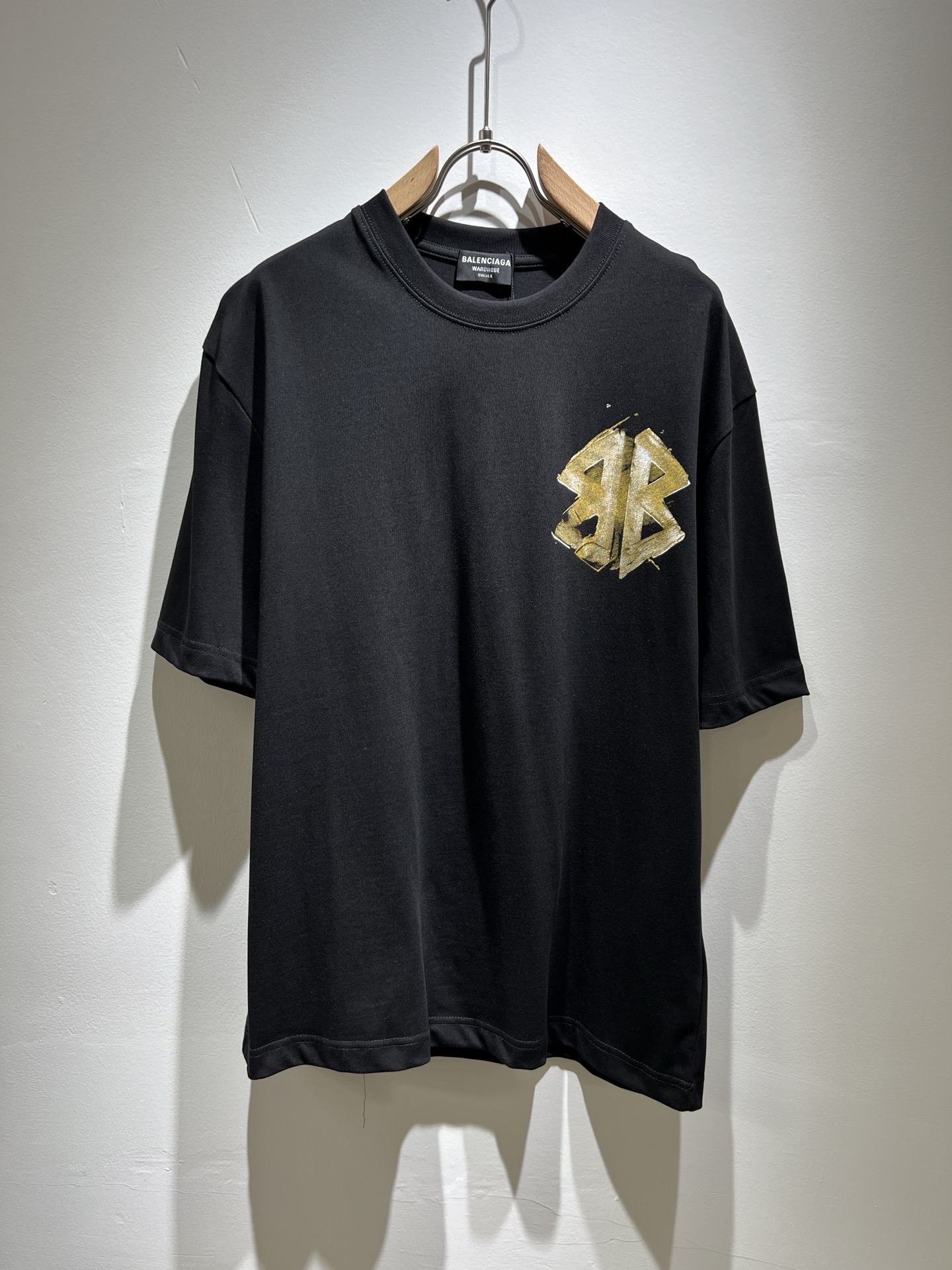 NO:126563,BALENCI*GA Paris* Home 2025 Spring and Summer New Men and Women's Same Short-Sleeve T-shirt!  Fashionable casual short-sleeved T-shirt with catwalk pattern prints!  Design logo printing design!  The most designed and selected customer-supplied 260g pure cotton fabric, which feels soft and skin-friendly, is comfortable and breathable, and you can’t picky about the real thing!  Loose, small, shoulder-dead round neck cut, genderless couple mixed styles, opening up a new fashion charm!  Differentiate the market version of the high-end custom series!  Size S-XL, balenciaga, T-shirt,tees, t-shirt,alexander wang19860909BALENCI*GA巴黎*家 2025春夏新款男女同款短袖T恤！走秀图案印花时尚休闲短袖T恤衫！设计logo印花设计！极具设计精选客供260g纯棉面料,手感柔软亲肤,着身舒适透气性都无法挑剔,实物绝对会让你爱不释手！宽松小落肩的圆领版型裁剪,无性别主义的情侣混穿款式,打开全新的时装新韵味！区别市场版本高定系列！尺码S-XL,,balenciaga,T-shirt,tees，t-shirt,alexander wang,Men's clothing