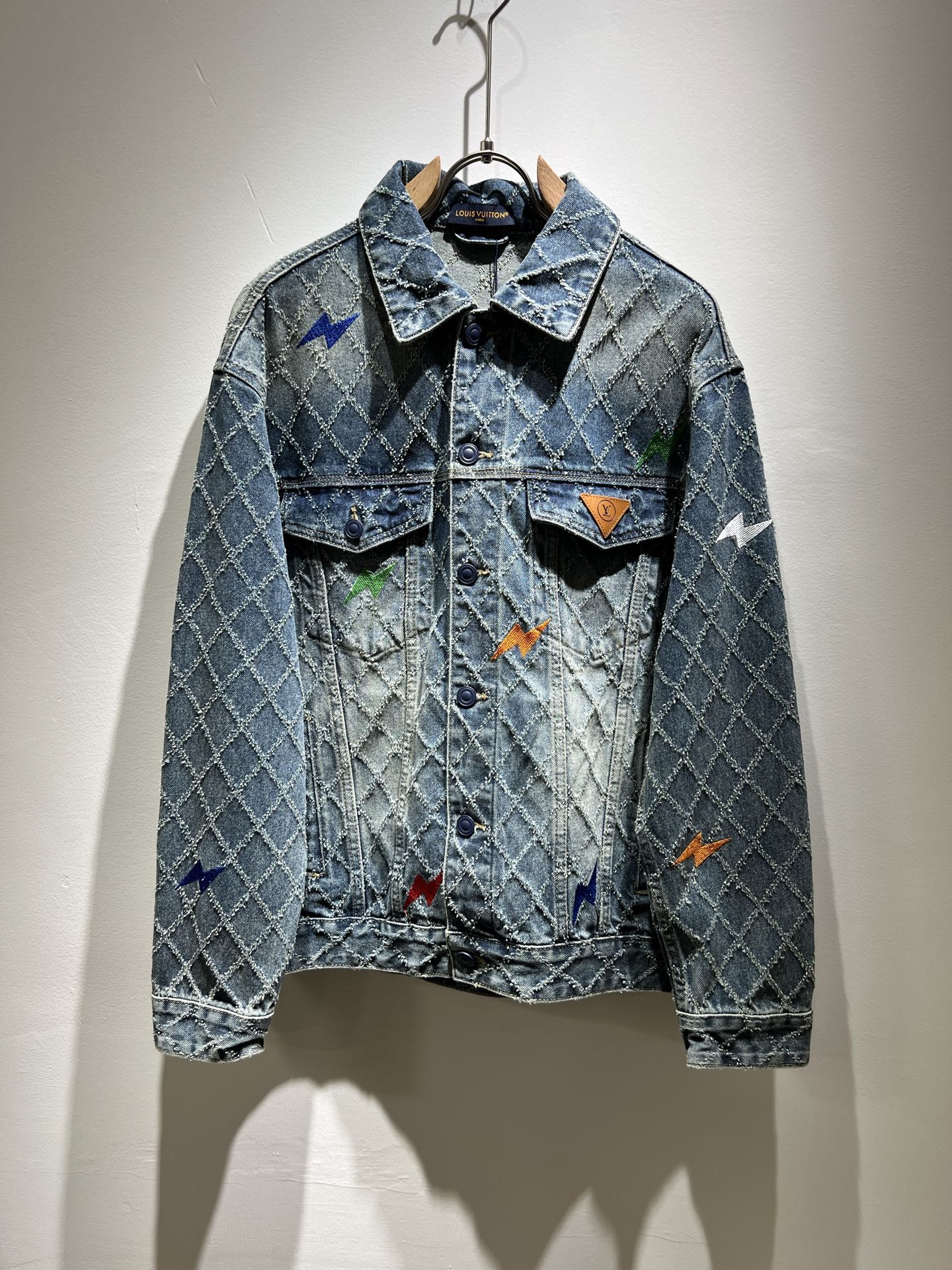 NO:126575,Louis Vuit*on 2025 early spring new light luxury men and women denim jackets, the new high-end of the Louis family, the details and quality are always flawless, heavy industry washing design!  Creative design of leather logo pattern on chest!  If you don’t buy a few Louis items this spring, you are not considered a fashion expert. It interprets Louis’ iconic elements, which are really something that everyone loves. It is super soft and tough, and has excellent breathability. It comes from world-class trade-level OEM channels, with extremely rare quantity and no help after selling out. It is clean and neat. This is the special skill of the Louis family and the latest craftsmanship this quarter. The degree of meticulousness has reached the top, and the loose three-dimensional tailoring design is a unique one. It is a fusion of luxury and fashion!  Size M-4XL, louis vuitton,louis vuitton,jackets & coats,jackets & coats,alexander wang19860909Louis Vuit*on 路易*登 2025早春新款轻奢男女同款牛仔夹克外套,路易家族的新高端,细节品质永远的那么完美无瑕,重工洗水设计！胸前皮革logo图案创意设计！今年春季节没有入手几件路易你算不上时尚达人.诠释路易的标志性元素,实属人见人爱的东西.超级柔软且具有韧性,透气感也是绝佳.来自世界级贸易级别的代工厂渠道,数量极其稀少售完无补.干净俐落.这是路易家族的看家绝活也是本季度的最新工艺.细致化程度已经达到顶端了,宽松立体剪裁的版型设计堪称一绝.属于奢华与时尚的融合！尺码M-4XL,,louis vuitton,louis vuitton,jackets & coats,jackets & coats,alexander wang,Men's clothing