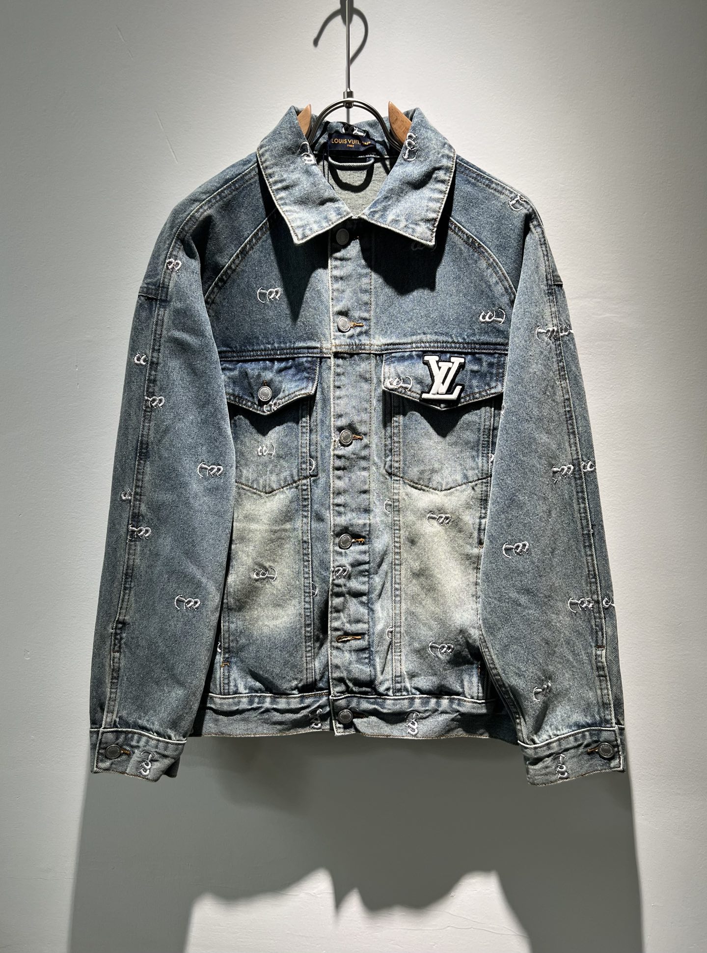 NO:126569,Louis Vuit*on 2025 early spring new light luxury men and women denim jackets, the new high-end of the Louis family, the details and quality are always flawless, heavy industry washing design!  Creative design of leather logo pattern on chest!  If you don’t buy a few Louis items this spring, you are not considered a fashion expert. It interprets Louis’ iconic elements, which are really something that everyone loves. It is super soft and tough, and has excellent breathability. It comes from world-class trade-level OEM channels, with extremely rare quantity and no help after selling out. It is clean and neat. This is the special skill of the Louis family and the latest craftsmanship this quarter. The degree of meticulousness has reached the top, and the loose three-dimensional tailoring design is a unique one. It is a fusion of luxury and fashion!  Size M-4XL, louis vuitton,louis vuitton,jackets & coats,jackets & coats,alexander wang19860909Louis Vuit*on 路易*登 2025早春新款轻奢男女同款牛仔夹克外套,路易家族的新高端,细节品质永远的那么完美无瑕,重工洗水设计！胸前皮革logo图案创意设计！今年春季节没有入手几件路易你算不上时尚达人.诠释路易的标志性元素,实属人见人爱的东西.超级柔软且具有韧性,透气感也是绝佳.来自世界级贸易级别的代工厂渠道,数量极其稀少售完无补.干净俐落.这是路易家族的看家绝活也是本季度的最新工艺.细致化程度已经达到顶端了,宽松立体剪裁的版型设计堪称一绝.属于奢华与时尚的融合！尺码M-4XL,,louis vuitton,louis vuitton,jackets & coats,jackets & coats,alexander wang,Men's clothing