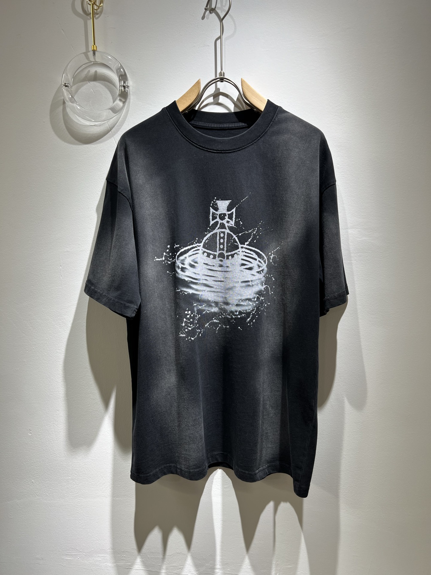 NO:126560,Vivienne Westwood 2025 spring and summer new short-sleeved T-shirt for men and women, original Italian order channel, very personalized and high-end style, logo embroidery printing craft design!  Created with loose and wide style, custom original cotton fabric!  The latest fashion trends and popular products are here, and it is another simple and high-end fashion item. It is a fashion product with very high-end outfit charm. It is a must-have item for fashion trends!  The original Italian manufacturer channel, special-level orders, and the release of buyers in Hong Kong, Macao and Taiwan are also the most classic products, and their specifications and grades are beyond doubt!  !  Simple and high-end style items, it goes without saying that this style naturally has a fresh and natural feeling, demonstrating the charm and high-end feeling of the brand. The texture of this style is very in place, and the heavy and brilliant skin-friendly level that can be seen with your hands is even better, and it is a complete enjoyment of wearing!  !  Size: S-XL, T-shirt,tees, t-shirt,alexander wang19860909Vivienne Westwood 薇薇安·威斯特伍德·2025春夏新款男女同款短袖T恤,意大利原厂订单渠道,极具个性高级风,标志logo刺绣印花工艺设计！宽松阔版型打造,定制原版纯棉面料！最新时尚潮流人气产物驾到,又是一款简约高级的时尚单品,穿搭魅力十分高级不俗的时尚产物 ,时尚潮流必备单品！意大利原厂渠道,特供级别订单,同步港澳台买手店发布,也是最经典的产物,其规格跟档次更是毋庸置疑！！ 简约高级的款式单品,言而喻此款自然具备那种清新自然的感觉,彰显品牌魅力与高级感,此款的质感十分的到位,用手可以感知的重磅跟出彩亲肤程度更是上佳,十足的穿着享受！！尺码:S-XL,,T-shirt,tees，t-shirt,alexander wang,Men's clothing