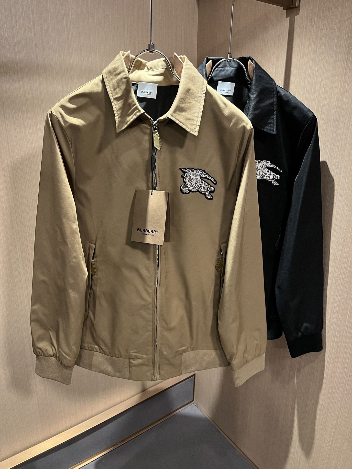 NO:127706,BURBER*Y BAR*Li’s new early spring jacket is coming in 2025. It is made of a popular environmentally friendly polyester fiber memory fabric recently. It is a high-end outdoor sports and leisure series, which is very popular and sports trend!  The latest special material developed by BUR, memory fabric, is also called memory cloth, which refers to fabrics with morphological memory functions, and the chest embroidery logo pattern design!  Selling all versions on the market in seconds is not a level at all. Whether it is material, detail restoration and craftsmanship, you are not afraid of any challenges. Just to contribute wonderful products to everyone as always and consistently. A style that implements the core concept of BUR closely ties the plaid and fashion, always maintains perfection, a simple but not simple design style perfectly meets the outfit you need in daily life. Size: M-3XL, burberry, jackets & coats, jackets & coats, alexander wang19860909BURBER*Y巴*莉2025早春新品夹克外套重磅来袭,最近比较火热的环保聚酯纤维记忆面料制作而成,高端户外运动休闲系列,非常火热运动风潮！BUR最新研发的特殊材质,记忆面料也叫记忆布,是指具有形态记忆功能的面料,胸前刺绣logo图案设计！秒杀市面上一切版本,只能说根本就不是一个级别的存在,不管是材质还是细节还原度以及工艺制作方面,不惧任何挑战,只为给大家奉献绝妙产物一如既往,始终如一,贯彻了BUR 核心理念的一个款式将格纹与时尚紧紧的捆绑在一起,时刻保持完美,简约而不简单的的设计风格,完美的满足了你日常所需要的穿搭.尺码:M-3XL,,burberry,jackets & coats,jackets & coats,alexander wang,Men's clothing