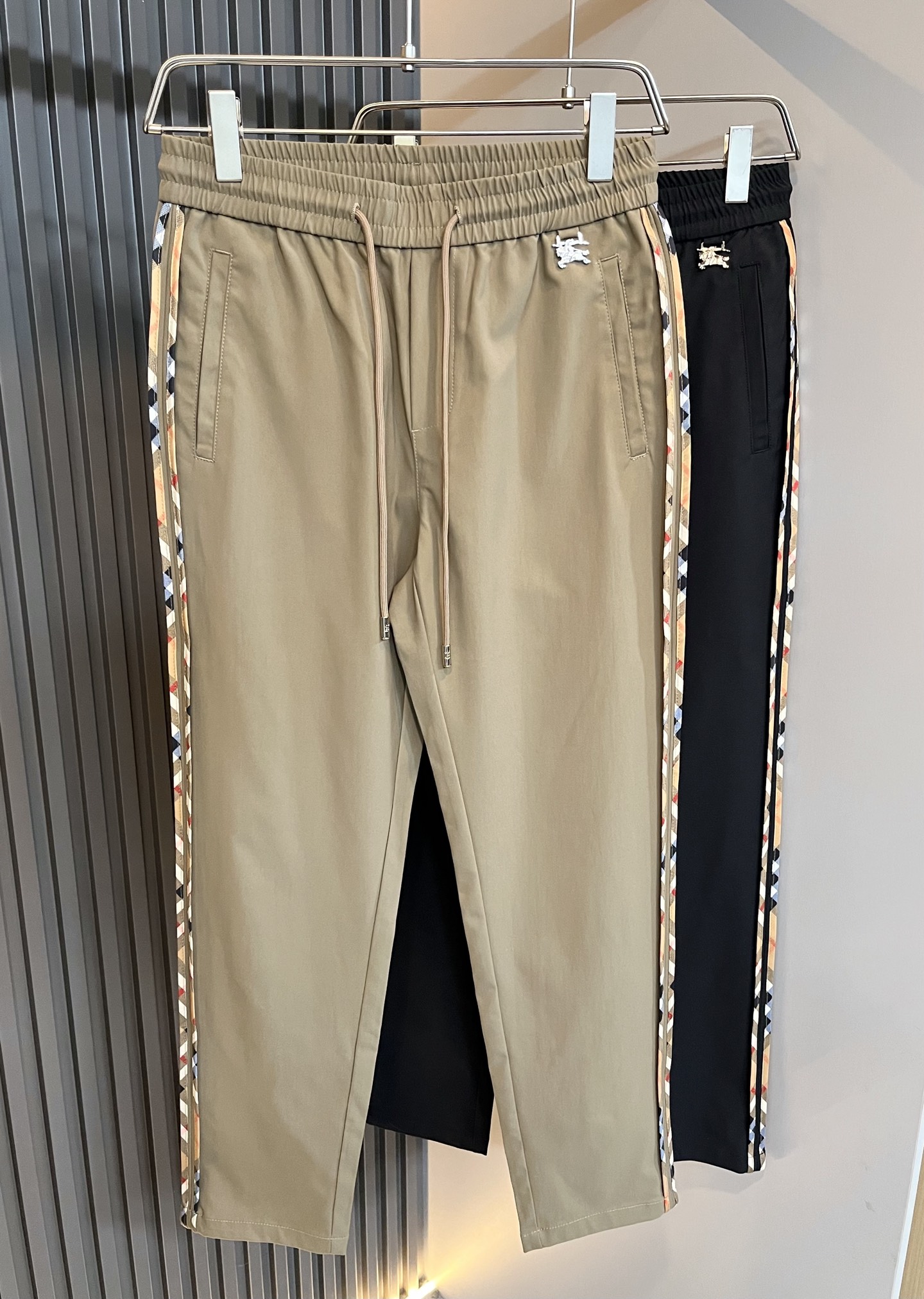 NO:127715,BURBER*Y Ba*li 2025 spring and summer men's casual pants, classic basic men's straight pants, simple solid color and versatile hardware logo accessories, classic inner British style strips wrapped around, obvious iconic, a must-have wardrobe, on sale in counters, full quality foreign trade orders. It has a strong British style. It has long been synonymous with luxury, quality, innovation and eternal classics. Its windbreaker is famous all over the world as a brand logo. It has a traditional British design style, with unique fabrics and elegant elegance. The drastic transformation design, simple fonts replace the classic knight logo, completely subverting the original style.  The counter model show series is very fashionable, a simple, refreshing, fashionable and versatile casual style. They are all super stylish, and they are also the most eye-catching dark horse this season. They are also the most appropriate color. Its vivid and bright temperament is enough to support this fashionable look!  !  Size M-3XL, Burberry, Alexander wang19860909BURBER*Y巴*莉 2025春夏男士休闲裤,男士经典基础款小直筒裤 简洁纯色百搭款五金logo辅料配合 经典内里英伦风格子条包边,标志性明显,衣橱必备,专柜在售,全品相外贸订单.是具有浓厚英伦风格.长久以来成为奢华、品质、创新以及永恒经典的代名词,旗下的风衣作为品牌标识享誉全球.带有一股英国传统的设计风格,独特的布料、大方优雅为主.大刀阔斧的转型设计,简约的字体取代了经典的骑士标志,彻头彻尾地颠覆了原始风格. 专柜模特走秀系列,非常时尚一款简单清爽时尚百搭休闲款,都超级有型,更是本季让人眼前一亮的黑马,也是最应景的色彩,其鲜活、明媚的气质,足够撑起这个的时髦造型！！ 尺码M-3XL,,burberry,alexander wang,Men's clothing