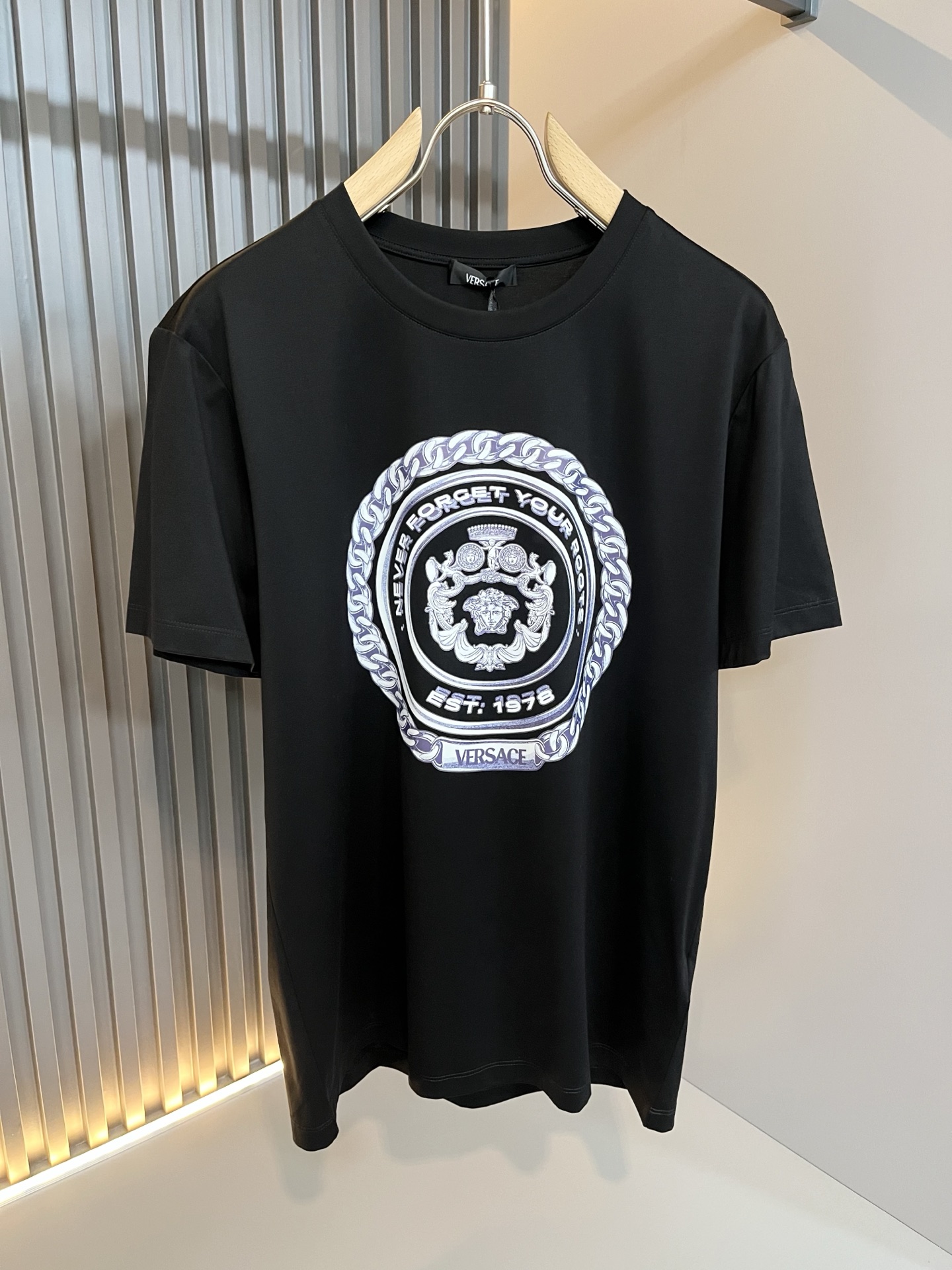 NO:162922,Versa*e Fan*zhe's new spring and summer 2025 men and women's short-sleeved T-shirt for couples, trendy light luxury new products are available, original single replica product, high-end quality, the highest version of the market, Milan fashion designer model, sneak peek, exclusive on-site sale; original exclusive cotton fabric is available for customers!  Customized Medusa logo pattern printing design, the upper body effect is excellent, and the comfortable and close body shows the temperament!  Code number M-4XL, versace, T-shirt,tees, t-shirt,alexander wang19860909Versa*e 范*哲2025春夏新款男女同款情侣短袖T恤,潮流轻奢新品登场 原单复刻产物 高端品质 市场最高版本 米兰时装设计师款 先睹为快,独家现货发售；客供原版专属纯棉面料！定制美杜莎logo图案印花设计,上身效果超赞,舒适贴身彰显气质！码数M-4XL,,versace,T-shirt,tees，t-shirt,alexander wang,Men's clothing