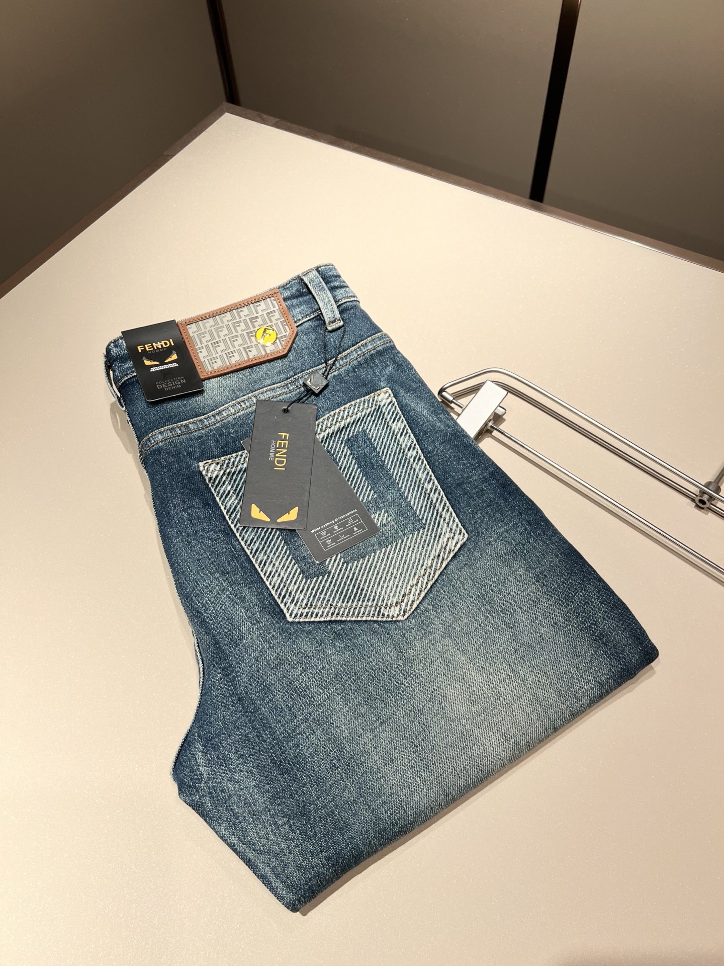 NO:127704,FEN*I FEN*Di Spring and Summer New FD Home Casual Jeans!  Original Italian orders, popular FD family items, high-quality products with full representation and full of specifications, high-quality products that all FD fans are worth buying!  Pure Yidian channel orders, high-end and popular products from the FD family, very popular items at the moment, FD's iconic hardware and leather logo waist brand design!  !  Trendy and beautiful, full of trendy atmosphere, extremely high grade and specifications, giving people a strong visual impact, with extremely high recognition, top-grade denim fabric, created, soft, delicate and comfortable, and the quality is quite high-end and classy!  Perfectly interprets the charm of the brand and leaves a deep impression. It is more fashionable and charming, simple, generous and fashionable, and has no pressure on the outfit!  Size 29-40, fendi,dior,jeans,alexander wang19860909FEN*I 芬*迪2025春夏新款FD家休闲牛仔裤！意大利原厂订单,FD家族人气单品,代表性十足,规格感十足的精品,所有FD粉丝都值得抢购的精品！纯正意代渠道订单,FD家族的高奢人气爆款产物,当下十分火爆的单品,FD标志性五金皮革logo腰牌设计！！新潮又好看,潮流气息感十足,档次规格感极高,给人的视觉冲击感相当强烈,有着极高的辨识度,顶级丹宁面料,打造,触感柔软细腻舒适,品相相当高级有档次！完美诠释品牌魅力,给人留下深刻印象.更具时尚与韵味,简约大方时尚,对于穿搭更是毫无压力！尺码29-40,,fendi,dior,jeans,alexander wang,Men's clothing