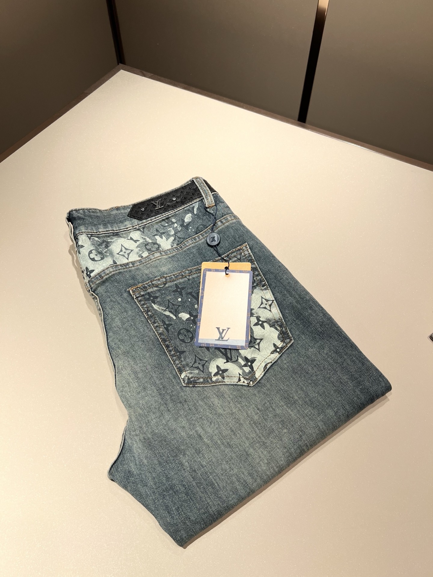 NO:127710,Louis Vuitto*Louis*Deng 2025 Early Spring New Men's Classic Washed Small Straight Jeans. Excellent upper body performance, a versatile choice, and a great value-for-money sharing!  !  As a classic combination of simple elements for boys, the classic jeans series of Louis meets the Louis classic jeans series, this has always been a legendary item in the industry and a lasting item. Many men with senior economic strength are guests of the Louis family. Countless bigwigs have performed this sentence. This is even circulated in the fashion circle. It is made of top denim jeans. After high-end washing process, it is of great grade and luxury. Nameplate waist brand hardware logo auxiliary material design!  The fabric is excellent and comfortable on the upper body, giving people a full of trendy and fashionable atmosphere, interpreting luxury and trend to the extreme. The classic, exquisite and precise straight-tube cutting design, and the thickness can be even better across all seasons!  Size 30 -40, louis vuitton,louis vuitton,alexander wang19860909Louis Vuitto*路易*登2025早春新款男士经典水洗小直筒牛仔长裤.绝佳的上身性能,百搭之选,超值性价比分享！！作为男生简约元素经典搭配,路遇路易经典仔裤系列,这个一直是业内的传奇单品,也是经久不衰的单品,很多具有资深经济实力的男人都是路易家族的座上客,无数的大佬都曾演绎过,时尚圈更是流传这么一句话,顶级丹宁牛仔面料打造而成,经高端水洗工艺处理后,极具档次与奢华感.铭牌腰牌五金logo辅料设计！面料极好上身舒适,给人满满的潮流时髦气息,将奢华与潮流感演绎到了极致,经典精湛精准的直筒版型裁剪设计,厚度更是能横跨四季必入好款！ 尺码30 -40,,louis vuitton,louis vuitton,alexander wang,Men's clothing