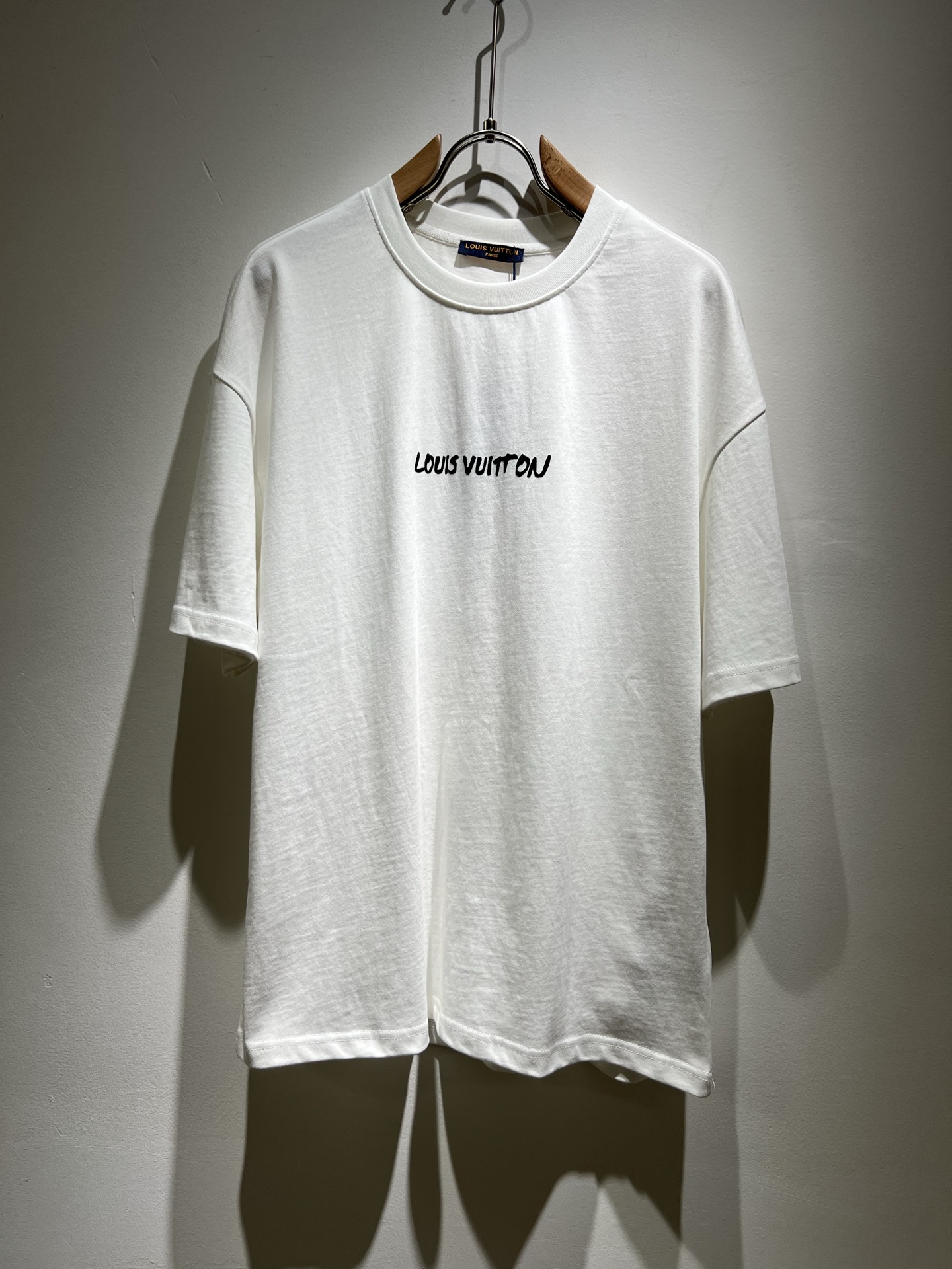 NO:127735,LouisVuitt*Louis*Deng The new series of spring and summer 2025 products are launched, a very fashionable and avant-garde short-sleeved T-shirt for men and women, with logo logo pattern and printing decoration!  Different from the past, it declares the design concept that has been passed down for many years in the brand!  Its eye-catchingness is no less than any classic style, perfectly presenting the fashionable, high-end and luxurious feeling in front of the world!  Made of imported 280 grams of cotton, selected high-quality pure cotton fabrics, soft and soft to the touch, the real thing is definitely beyond your imagination, close to the body and breathable, even if you sweat profusely, you will not feel greasy or stuffy, and will bring sweating and moisture absorption to the extreme!  Size M-2XL, louis vuitton,louis vuitton,t-shirt,tees,t-shirt,alexander wang19860909LouisVuitt*路易*登 2025春夏全新系列单品上线,非常时髦前卫的一款男女同款短袖T恤,标识logo图案印花修饰！区别于以往的不同,宣示品牌传承多年的设计理念！其吸睛度完全不亚于任何经典款式,将时髦高级感与奢华感完美呈现在世人眼前！客供进口280克全棉材质制成,精选优质纯棉面料,触感软糯亲肤细腻,实物到手绝对超乎你的想象,贴身无比舒适透气,即便是汗流浃背也不会有腻身及闷热感可言,将排汗吸湿性发挥到了极致！尺码M-2XL,,louis vuitton,louis vuitton,T-shirt,tees，t-shirt,alexander wang,Men's clothing