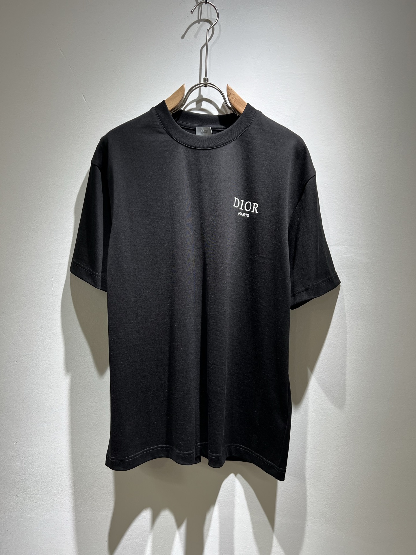 NO:127736,Dio*Dijia 2025 spring and summer new short-sleeved T-shirt for men and women, and the counter is available at the same time!  Customized exclusive 260g pure cotton fabric, customized original craft threads, chest logo pattern printing craft design!  Simple and generous, calm and versatile, extremely high-end, perfectly integrated with fashion and style, a top fashionable style that perfectly suits the outside wear!  The overall feeling is natural!  The ultimate classic versatile short-sleeved T-shirt is designed with the latest three-dimensional letter logo print elements!  The ultimate perfection of heavy industry!  Fans who pursue high quality are please buy them by themselves, and all fans who know the goods are invited to appreciate this model together!  !  Color black white Size M-3XL,,dior,dior,T-shirt,tees,t-shirt,alexander wang19860909Dio*迪家 2025春夏新款男女同款短袖T恤,专柜同步发售！定制专属260克纯棉面料,定制原版工艺螺纹,胸前logo图案印花工艺设计！简约大方,从容百搭,档次极高,完美融入时尚还有风情感一款完美符合外穿的顶尖时髦气质款！整体给人浑然天成的感觉！极致经典的百搭型短袖T恤,采用最新的立体字母logo印花元素设计！极致的重工极致的完美！追求高品质的粉丝们请自行抢购,诚邀所有识货的粉丝一同鉴赏此款！！颜色黑色 白色 尺码M-3XL,,dior,dior,T-shirt,tees，t-shirt,alexander wang,Men's clothing