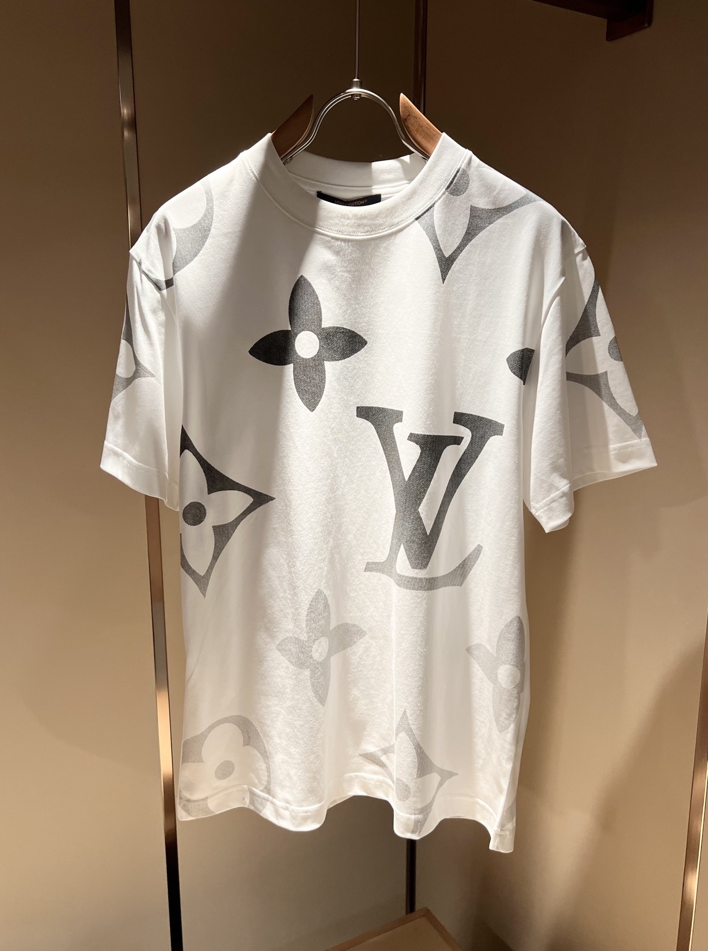 Louis Vuit*on 2025春夏路易家族轻奢Monogram印花工艺短袖T恤,男女同款👫背后反