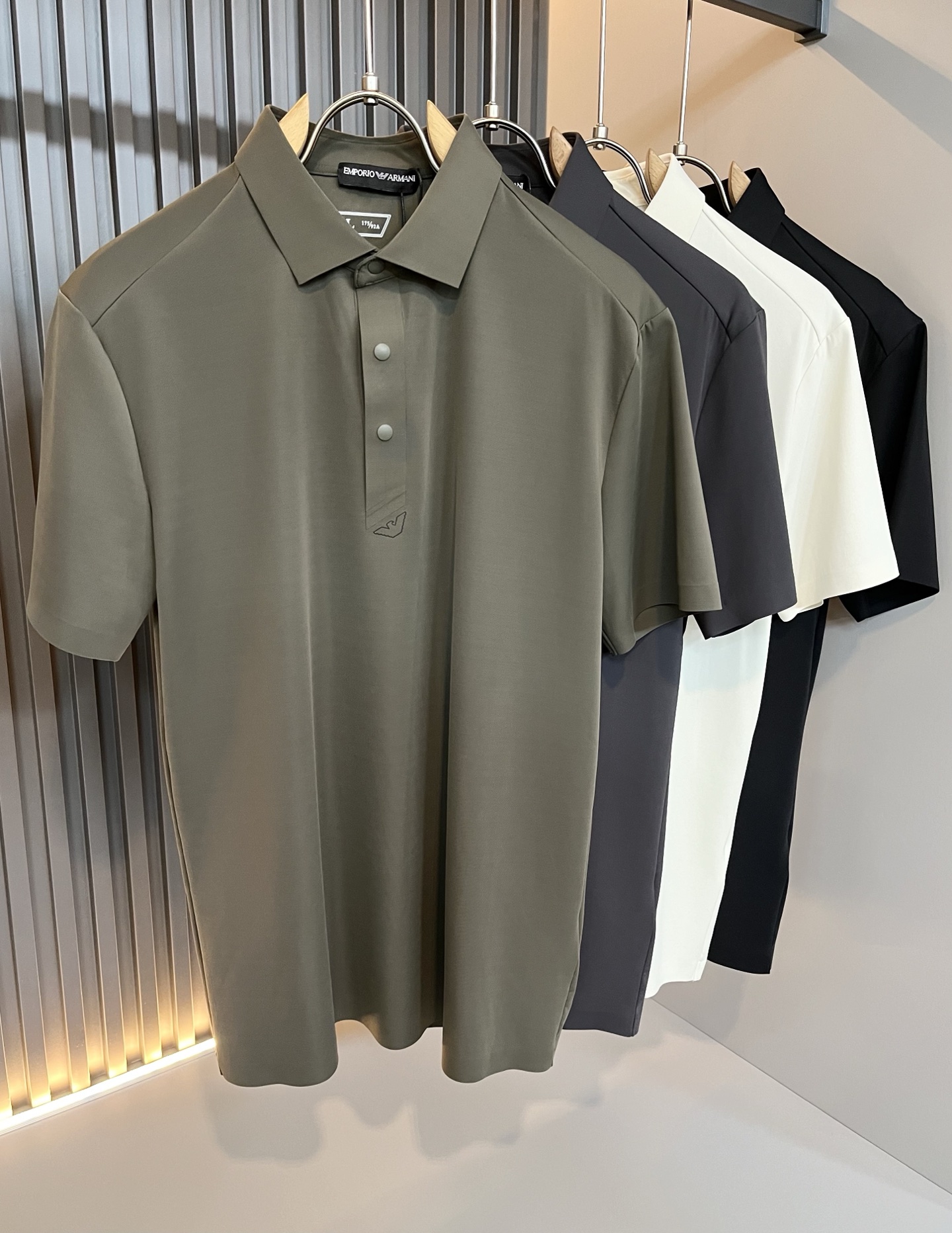 NO:127714,Arman A*ni's new spring and summer 2025 new men's casual short-sleeved Polo shirt, original single OEM factory order, chest logo Feiying logo glue pressing design!  The simple design is exquisite and elegant, amazing!  Customized original exclusive stretch spandex fabric, soft and delicate touch, and the upper body is super comfortable. It is still refreshing and comfortable to wear even in summer, and the ultimate enjoyment!  Inheriting the classic styles of the past, the upper body effect comes naturally, and simple outfits do not require too many accessories. It can easily create a fashionable feeling, and the return rate will also increase. Get it at a speed!  Size M-4XL, Armani, T-shirt, alexander wang19860909Arman阿*尼2025春夏新款男士休闲短袖Polo衫,原单代工厂订单,胸前标志飞鹰logo压胶设计！简洁的设计精致优雅,令人叹服！定制原版专属弹力氨纶面料,手感柔软细腻,上身超级舒适,即使夏天穿着依然清爽自在,极致的穿着享受！继承着以往的经典版型,上身效果自然而来的出彩,简单穿搭无需过多的饰物,轻松搭出时尚感,回头率也会随之提升.速度入手吧！尺码M-4XL,,armani,T-shirt,alexander wang,Men's clothing