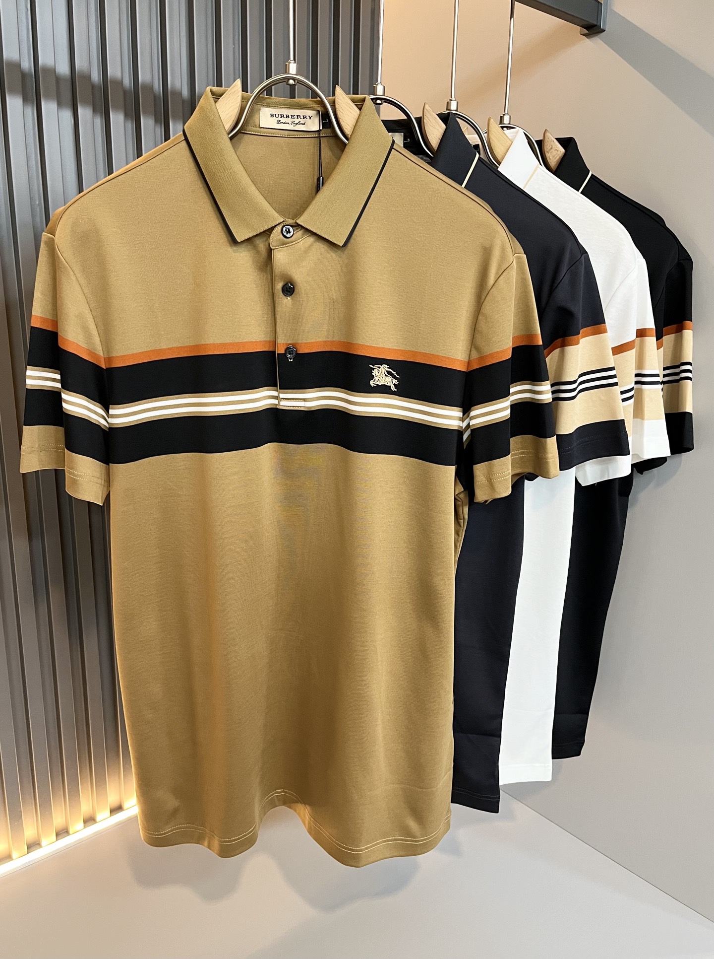 NO:127698,Bur*erry 2025 spring and summer new men's short-sleeved Polo shirt, the latest brand design element!  Neither monotonous nor complicated, it shows taste just right!  Customer-supplied top-quality custom cotton fabrics!  Comfortable, sweat-absorbing and breathable, the unique high-end fabric presents a simple and elegant temperament!  Embroidery design of letters on chest!  Full three-dimensional! Standard cutting design!  Every detail is a synchronized with high-end fashion. Size: M-3XL, burberry, T-shirt, alexander wang19860909Bur*erry 巴*莉 2025春夏新款男士短袖Polo衫,品牌最新设计元素！既不单调也不复杂,恰到好处的展现品味！客供顶级定制棉面料！舒适吸汗透气根本不在话下,面料独具的高奢感呈现简约优雅气质！胸前字母logo刺绣设计！饱满立体!标准裁剪设计！每一处细节都是与高端时尚同步的体现.尺码:M-3XL,,burberry,T-shirt,alexander wang,Men's clothing