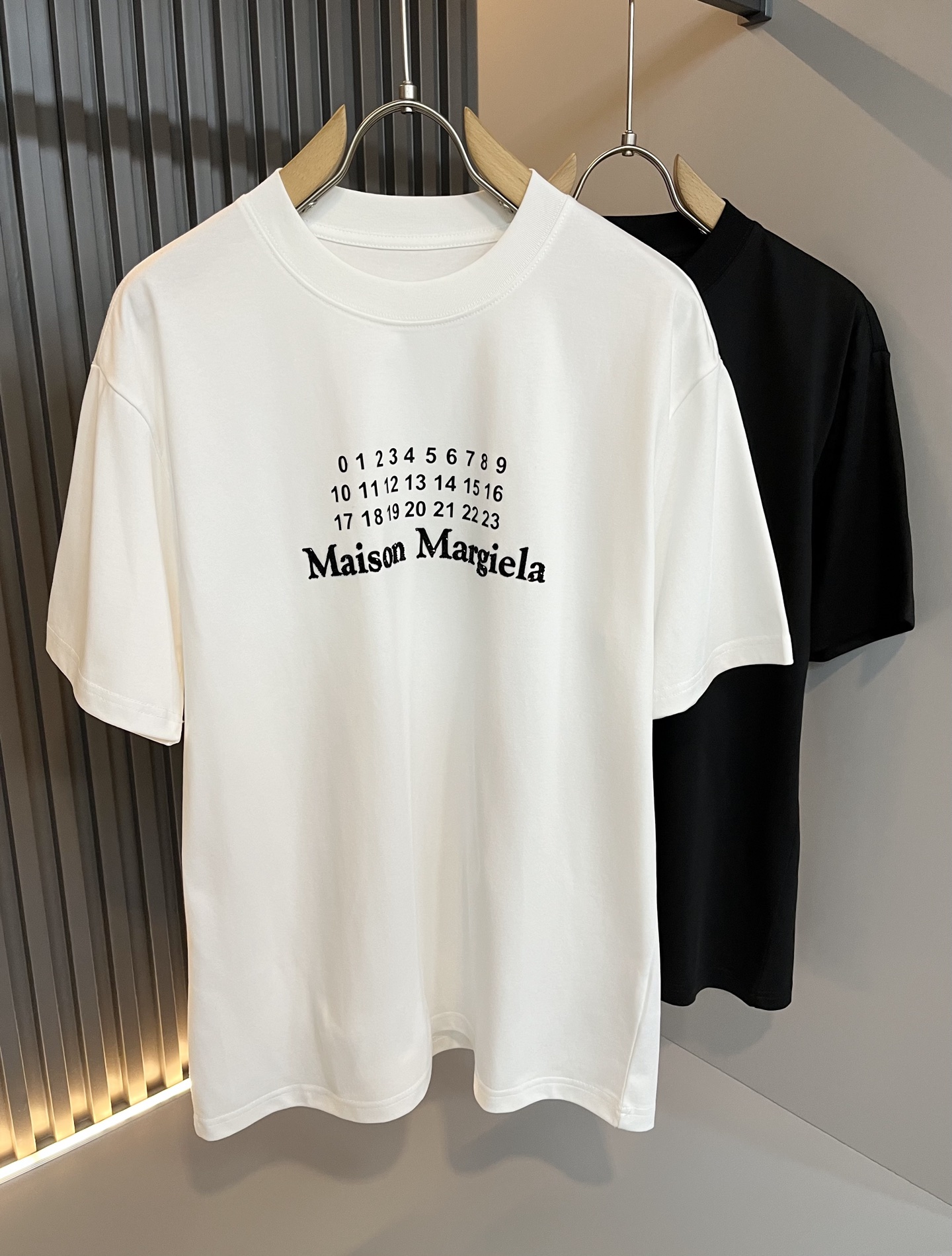 NO:130319,Maison Margiel 2025 spring and summer new short-sleeved T-shirt for men and women, and the counter is available at the same time!  Customized exclusive wash water pure cotton fabric, chest logo pattern printing design!  Simple and generous, calm and versatile, extremely high-end, perfectly integrated with fashion and style, a top fashionable style that perfectly suits the outside wear!  The overall feeling is natural!  Extremely classic versatile casual pants, customized original cotton fabric!  The ultimate perfection of heavy industry!  Fans who pursue high quality are please buy them by themselves, and all fans who know the goods are invited to appreciate this model together!  !  Size M-4XL, Masion Margiela, T-shirt,tees, t-shirt,alexander wang19860909马吉拉 maison margiel 2025春夏新款男女同款短袖T恤,专柜同步发售！定制专属洗水纯棉面料,胸前logo图案印花设计！简约大方,从容百搭,档次极高,完美融入时尚还有风情感一款完美符合外穿的顶尖时髦气质款！整体给人浑然天成的感觉！极致经典的百搭型休闲裤,定制原版纯棉面料！极致的重工极致的完美！追求高品质的粉丝们请自行抢购,诚邀所有识货的粉丝一同鉴赏此款！！尺码M-4XL,,masion margiela,T-shirt,tees，t-shirt,alexander wang,Men's clothing