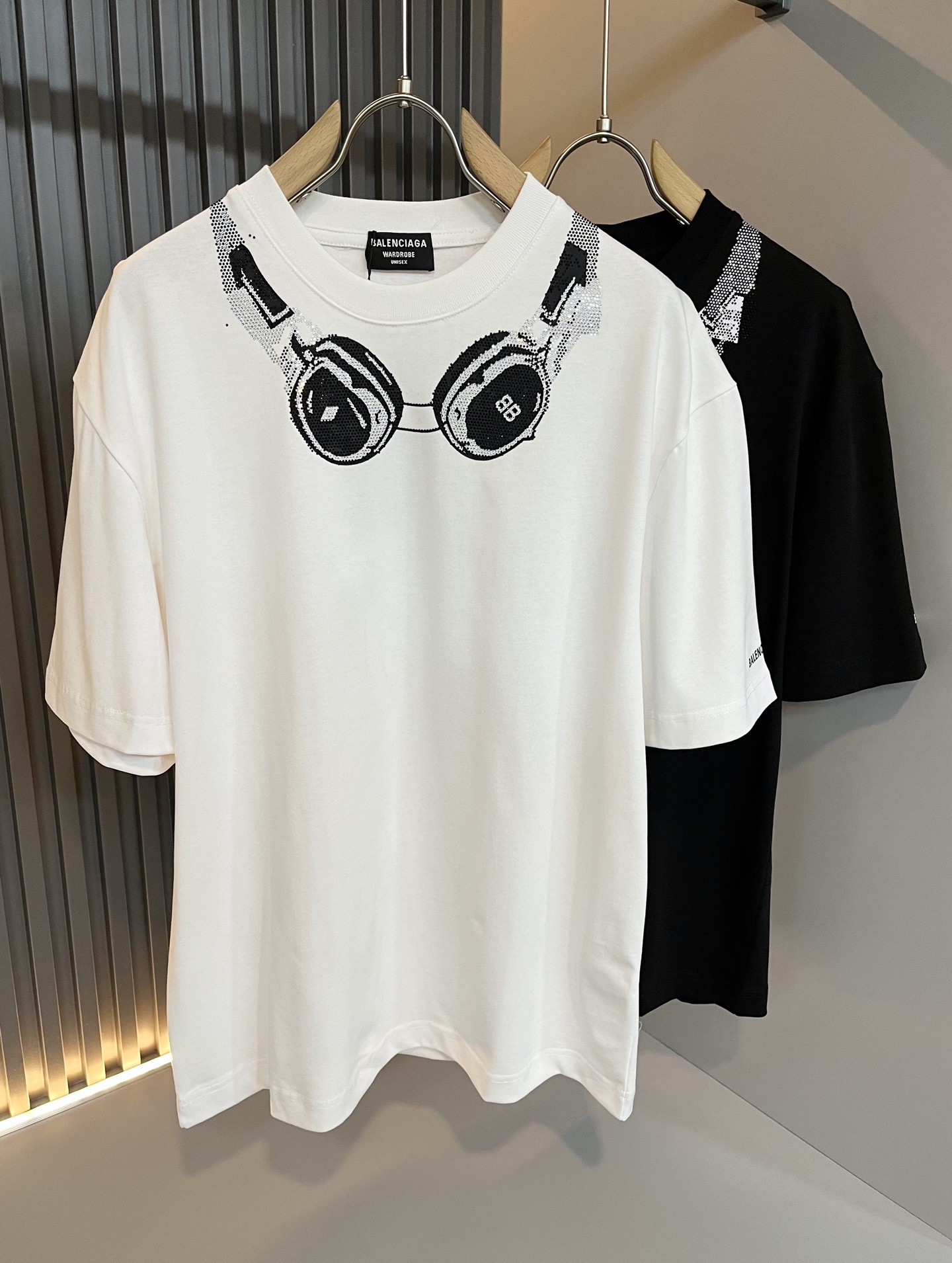 NO:127717,BALENCI*GA Paris* Home 2025 Spring and Summer New Men and Women's Same Short-Sleeve T-shirt!  Fashionable casual short-sleeved T-shirt with catwalk pattern prints!  Logo design for chest hot diamonds!  The most designed and selected customer-supplied 260g pure cotton fabric, which feels soft and skin-friendly, is comfortable and breathable, and you can’t picky about the real thing!  Loose, small, shoulder-dead round neck cut, genderless couple mixed styles, opening up a new fashion charm!  Differentiate the market version of the high-end custom series!  Size S-XL, balenciaga, T-shirt,tees, t-shirt,alexander wang19860909BALENCI*GA巴黎*家 2025春夏新款男女同款短袖T恤！走秀图案印花时尚休闲短袖T恤衫！胸前烫钻logo设计！极具设计精选客供260g纯棉面料,手感柔软亲肤,着身舒适透气性都无法挑剔,实物绝对会让你爱不释手！宽松小落肩的圆领版型裁剪,无性别主义的情侣混穿款式,打开全新的时装新韵味！区别市场版本高定系列！尺码S-XL,,balenciaga,T-shirt,tees，t-shirt,alexander wang,Men's clothing