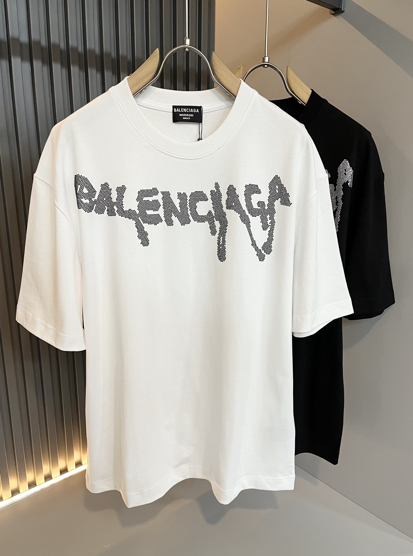 NO:127708,BALENCI*GA Paris* Home 2025 Spring and Summer New Men and Women's Same Short-Sleeve T-shirt!  Fashionable casual short-sleeved T-shirt with catwalk pattern prints!  Logo design for chest hot diamonds!  The most designed and selected customer-supplied 260g pure cotton fabric, which feels soft and skin-friendly, is comfortable and breathable, and you can’t picky about the real thing!  Loose, small, shoulder-dead round neck cut, genderless couple mixed styles, opening up a new fashion charm!  Differentiate the market version of the high-end custom series!  Size S-XL, balenciaga, T-shirt,tees, t-shirt,alexander wang19860909BALENCI*GA巴黎*家 2025春夏新款男女同款短袖T恤！走秀图案印花时尚休闲短袖T恤衫！胸前烫钻logo设计！极具设计精选客供260g纯棉面料,手感柔软亲肤,着身舒适透气性都无法挑剔,实物绝对会让你爱不释手！宽松小落肩的圆领版型裁剪,无性别主义的情侣混穿款式,打开全新的时装新韵味！区别市场版本高定系列！尺码S-XL,,balenciaga,T-shirt,tees，t-shirt,alexander wang,Men's clothing