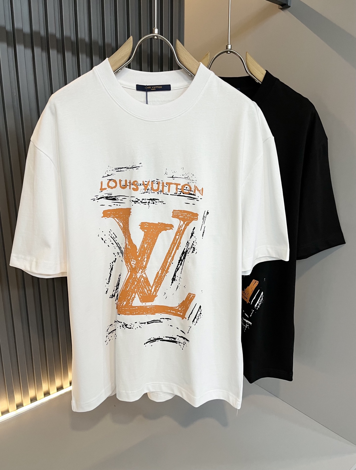 NO:127702,LouisVuitt*Louis*Deng The new series of spring and summer 2025 products are launched, a very fashionable and avant-garde short-sleeved T-shirt for men and women, with logo logo pattern and printing decoration!  Different from the past, it declares the design concept that has been passed down for many years in the brand!  Its eye-catchingness is no less than any classic style, perfectly presenting the fashionable, high-end and luxurious feeling in front of the world!  Made of imported cotton materials, selected high-quality pure cotton fabrics, soft and soft to the touch, the real thing is definitely beyond your imagination, close to the body and breathable, even if you sweat profusely, you will not feel greasy or stuffy, and will bring sweating and moisture absorption to the extreme!  Size S-XL, louis vuitton,louis vuitton,t-shirt,tees,t-shirt,alexander wang19860909LouisVuitt*路易*登 2025春夏全新系列单品上线,非常时髦前卫的一款男女同款短袖T恤,标识logo图案印花修饰！区别于以往的不同,宣示品牌传承多年的设计理念！其吸睛度完全不亚于任何经典款式,将时髦高级感与奢华感完美呈现在世人眼前！客供进口全棉材质制成,精选优质纯棉面料,触感软糯亲肤细腻,实物到手绝对超乎你的想象,贴身无比舒适透气,即便是汗流浃背也不会有腻身及闷热感可言,将排汗吸湿性发挥到了极致！尺码S-XL,,louis vuitton,louis vuitton,T-shirt,tees，t-shirt,alexander wang,Men's clothing