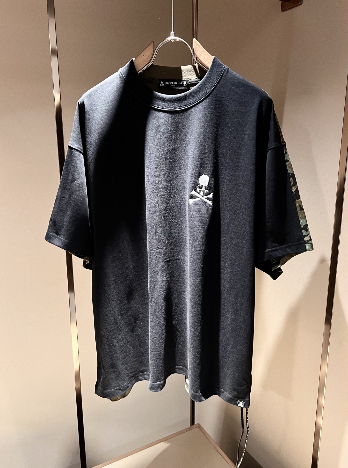 NO:127720,mastermind JAPAN 2025 spring and summer short-sleeved T-shirt for men and women, limited to sale in Europe, heavyweight stunning items, official website for sale series. Weaving of luxury first-tier brands of royal fabric factories, original customized 260G pure cotton fabric!  The latest skull logo pattern design in the new quarter!  Back camouflage design!  Continue the charm of classic design style!  It feels soft and comfortable, with no burden on your clothes, moisture absorption and breathability, full of quality, and is extremely versatile, both inside and outside, and is very outstanding!  Size S- 2XL, T-shirt,tees,t-shirt,alexander wang19860909mastermind JAPAN 2025春夏款男女同款短袖T恤,欧洲区域限定发售,重磅级尤物单品,官网在售系列.奢侈一线大牌的御用面料厂织造,原版定制260G纯棉面料！新一季度最新骷髅logo图案设计！后背迷彩设计！延续经典设计风格魅力！手感柔软 舒适,穿着无累赘感,吸湿透气,品质感十足,极为百搭系无论内搭还是外穿都非常出彩！尺码S- 2XL,,T-shirt,tees，t-shirt,alexander wang,Men's clothing