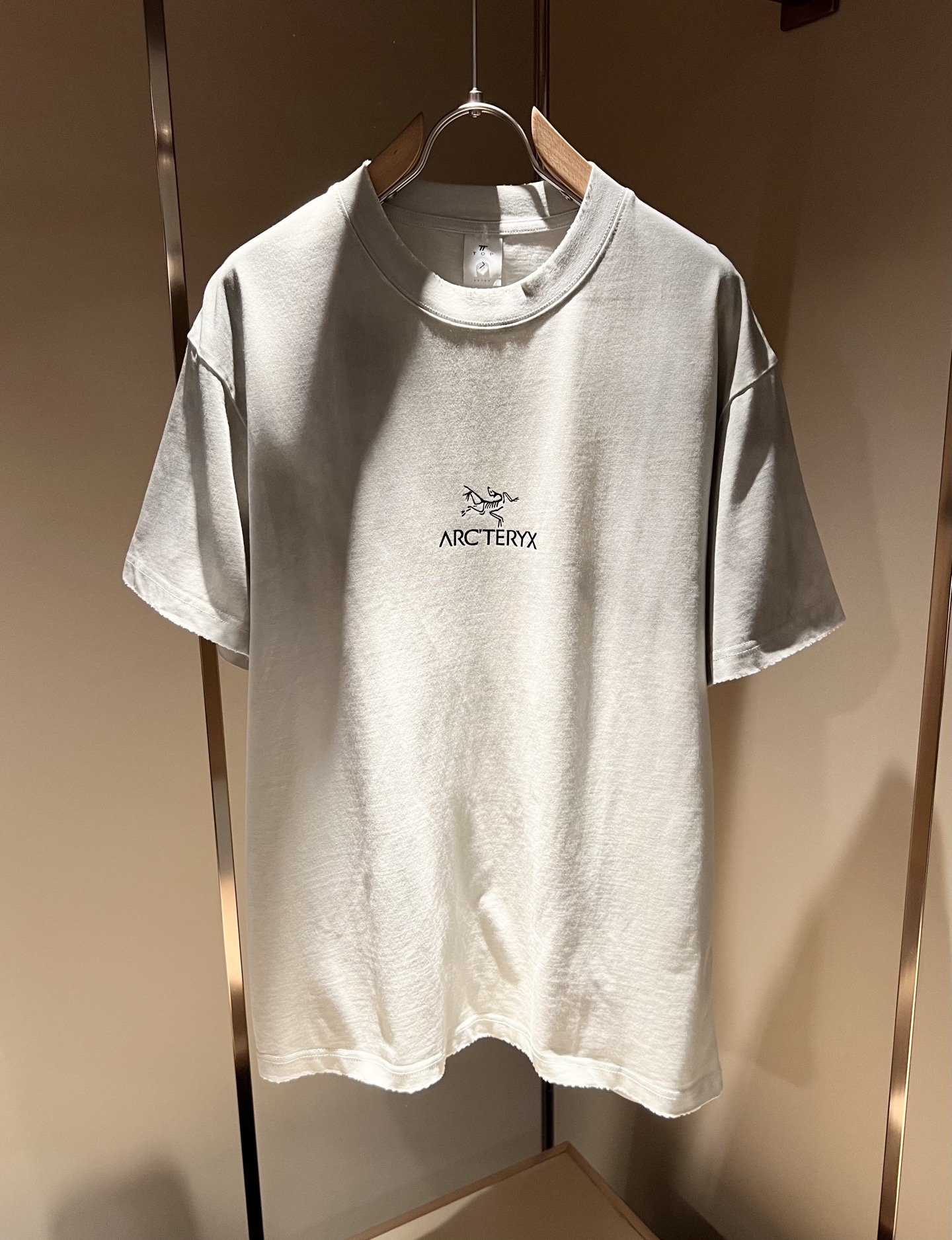 NO:127718,ARCTER*X Original Archaeological Bird 2025 spring and summer new style for men and women, the same old washing water short-sleeved T-shirt, outdoor brands may be the first thing that comes to mind is Canadian goose and Archaeological Bird. It gives people a feeling of trying out the label!  In addition to being quite accomplished in style design, the most obvious or most expert should be to have deeper and unique insights and attainments in fabrics. Through continuous structural research and problem-solving, and characterized by unique research on fabrics, these alone are enough to support it to become the first new logo brand image in the clothing manufacturing industry. This model uses air cotton material!  The fabric after the seiko blending feels smooth and soft, and it has both natural beauty and comfort. The large body style is cut cleanly and cleanly, and the fabric shows a different hazy structural beauty. It is made of exclusive mold customization. The fabric and its technology test the workers, can be smooth and smooth without wrinkles!  Logo logo pattern printing craft design!  It really tests the handmade work of every master!  It makes the whole clean and neat, without leaving any thread. Now men who pursue life are more refined in life!  Size M-2XL, arc'teryx, T-shirt,tees, t-shirt,alexander wang19860909ARCTER*X始*祖鸟 2025春夏新款男女同款做旧洗水短袖T恤,户外品牌可能大家第一想到的就是加拿大鹅、始祖鸟.给人一种标签试的感觉！除了在款式设计上颇有造诣之外,最明显或者说最为拿手的,应该就是在面料上的拥有更深独特见解跟造诣了.通过不断地结构研究和问题处理,在以面料独特研究为特征,仅凭这些就已经足以支撑其成为服装制造行业中,首屈可数的新标志品牌形象.此款采用的空气棉材质！通过精工混纺之后的面料,手感细滑柔软,同时兼具自然美感跟舒适度.大身上版型裁剪简洁干净,面料上显现出了不一样朦胧的结构性美感来.独家开模定制而成,面料及其考验工人的技术,能做到平整服帖又不起皱！标志logo图案印花工艺设计！真的是很考验每位师傅的手工制作！使得整体干净利索,不留一丝线头.现在对于生活有所追求的男性也在生活中更为精致！尺码M-2XL,arc'teryx,T-shirt,tees，t-shirt,alexander wang,Men's clothing